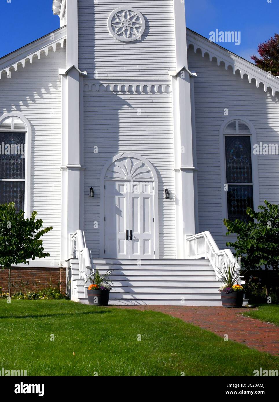 Die White Meeting House United Church of Christ ist ein 1824 erbautes weißes Holzgebäude in Waterbury, Vermont. Die Abbildung zeigt die vorderen Stufen und Stockfoto