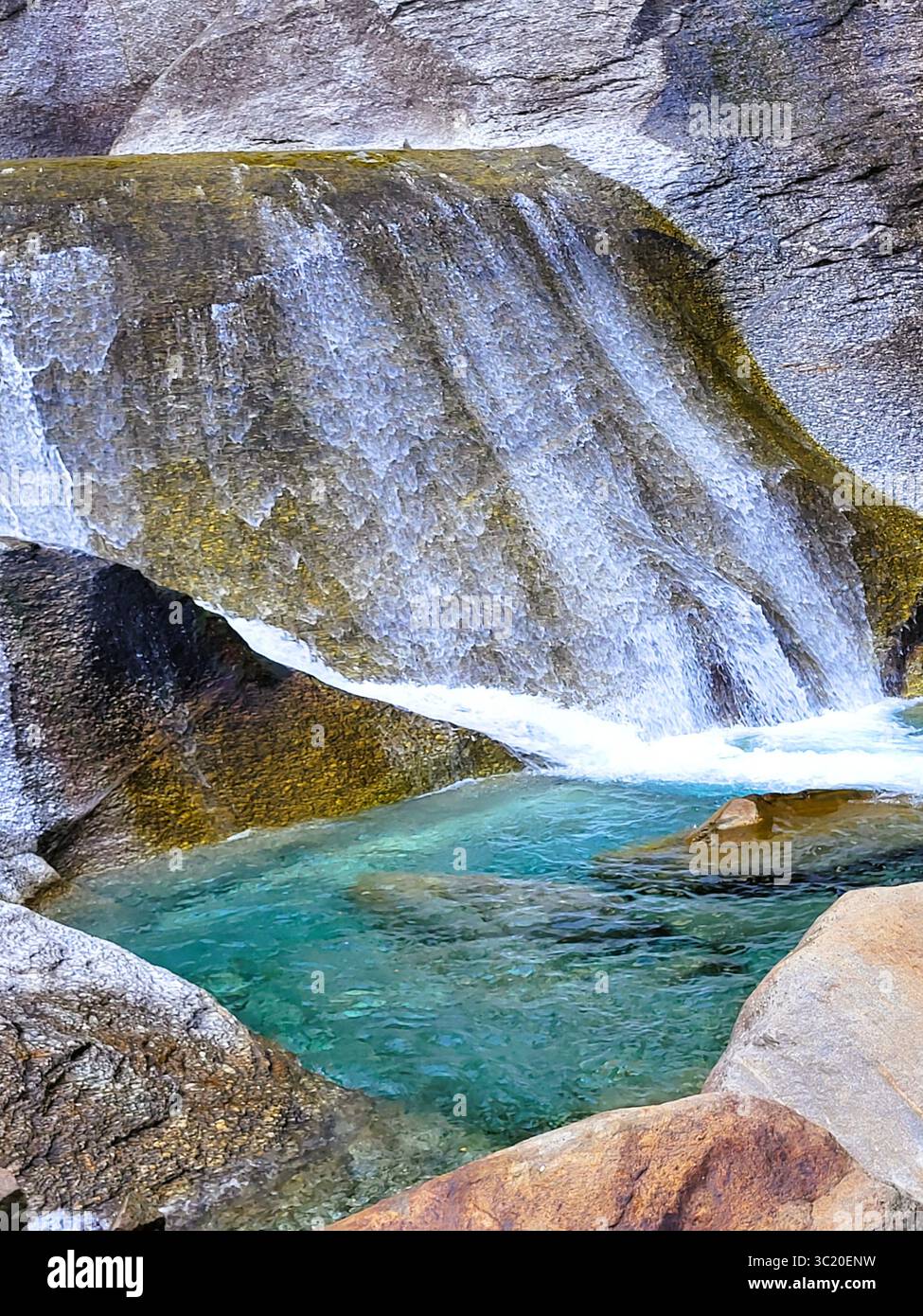 Paradiesisches türkisblaues Maggia-Flussbecken mit Wasser, das über Steine im Maggiatal im Tessin fließt Stockfoto