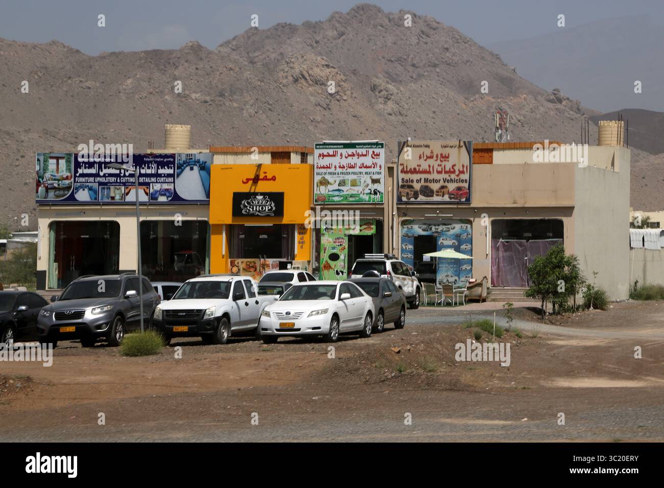 Eine Parade von Geschäften im Bezirk Bahla Al Saad an der Straße zum Jabal Shams Wadi Ghul Grand Canyon Oman Stockfoto