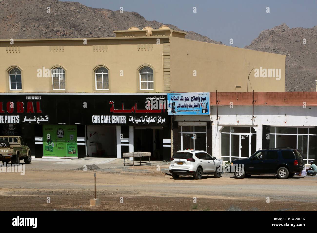 Autoteilegeschäft und Handy- und Computergeschäft Bahla Al Saad District an der Straße zum Jabal Shams Wadi Ghul Grand Canyon Oman Stockfoto