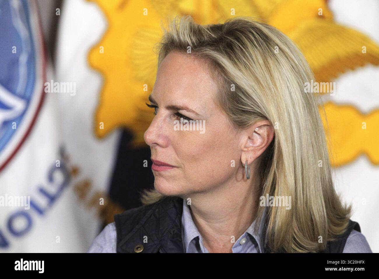 5. April 2019 – US-amerikanische Staatssekretärin Kirstjen Nielsen sitzt am Tisch, während Präsident Donald Trump am 5. April 2019 bei einem Rundtischgespräch über Fragen an der US-mexikanischen Grenze an der Grenzschutzstation Calexico, Kalifornien, mit Grenzschutzbeamten spricht. (Bild: © Hayne Palmour/San Diego Union-Tribune/TNS via ZUMA Wire) Stockfoto