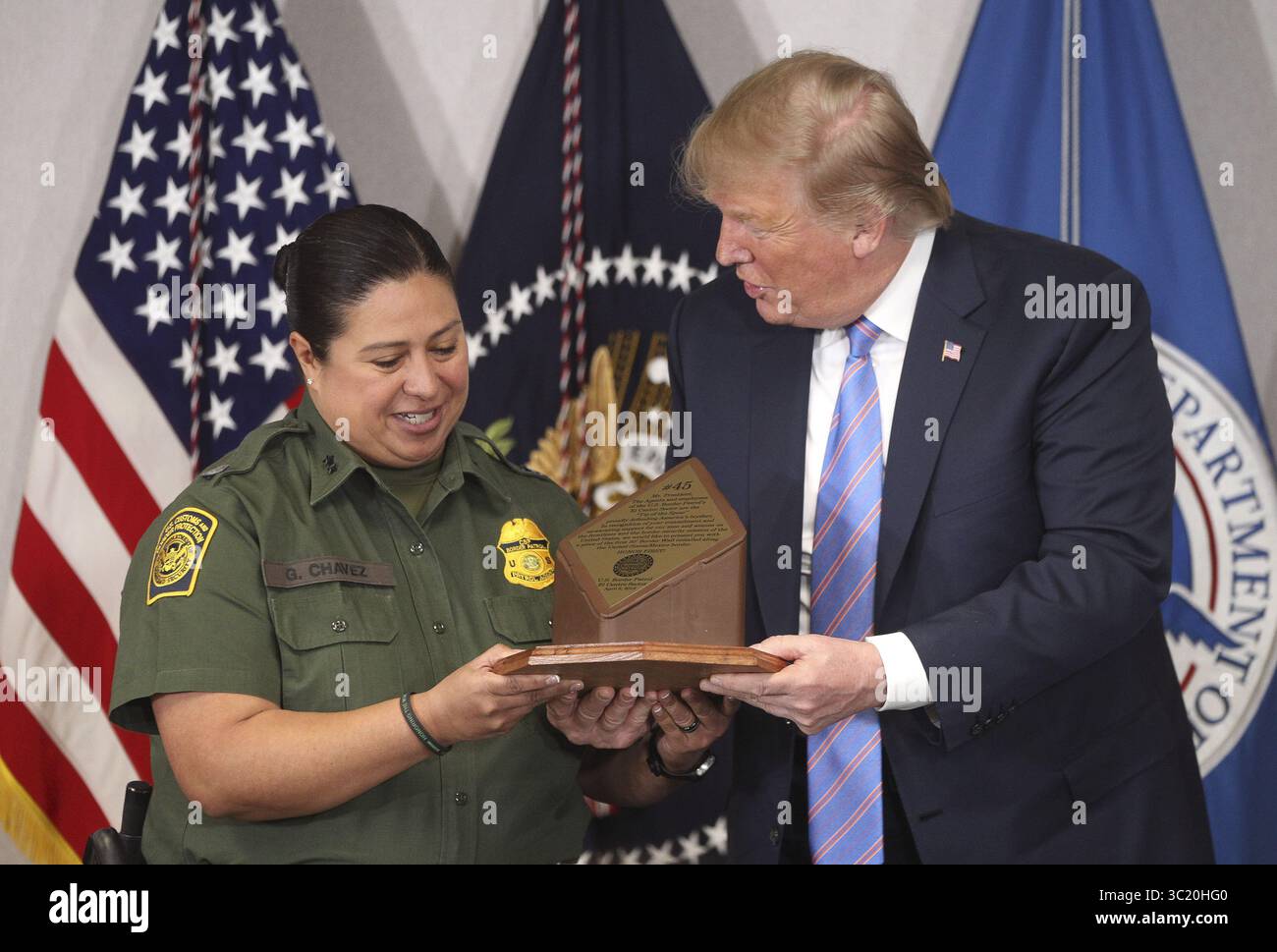 5. April 2019 - CA, USA - Gloria Chavez, Chief Patrol Agent für den El Centro Sektor, präsentiert einen Abschnitt der Grenzsperre, von Agenten und Mitarbeitern des El Centro Sektors der Grenzpatrouille, an Präsident Donald Trump während eines Rundtischgesprächs über Fragen an der US-mexikanischen Grenze an der Grenzpatrouille Station in Calexico, Kalifornien, am 5. April 2019. (Bild: © Hayne Palmour/San Diego Union-Tribune/TNS via ZUMA Wire) Stockfoto