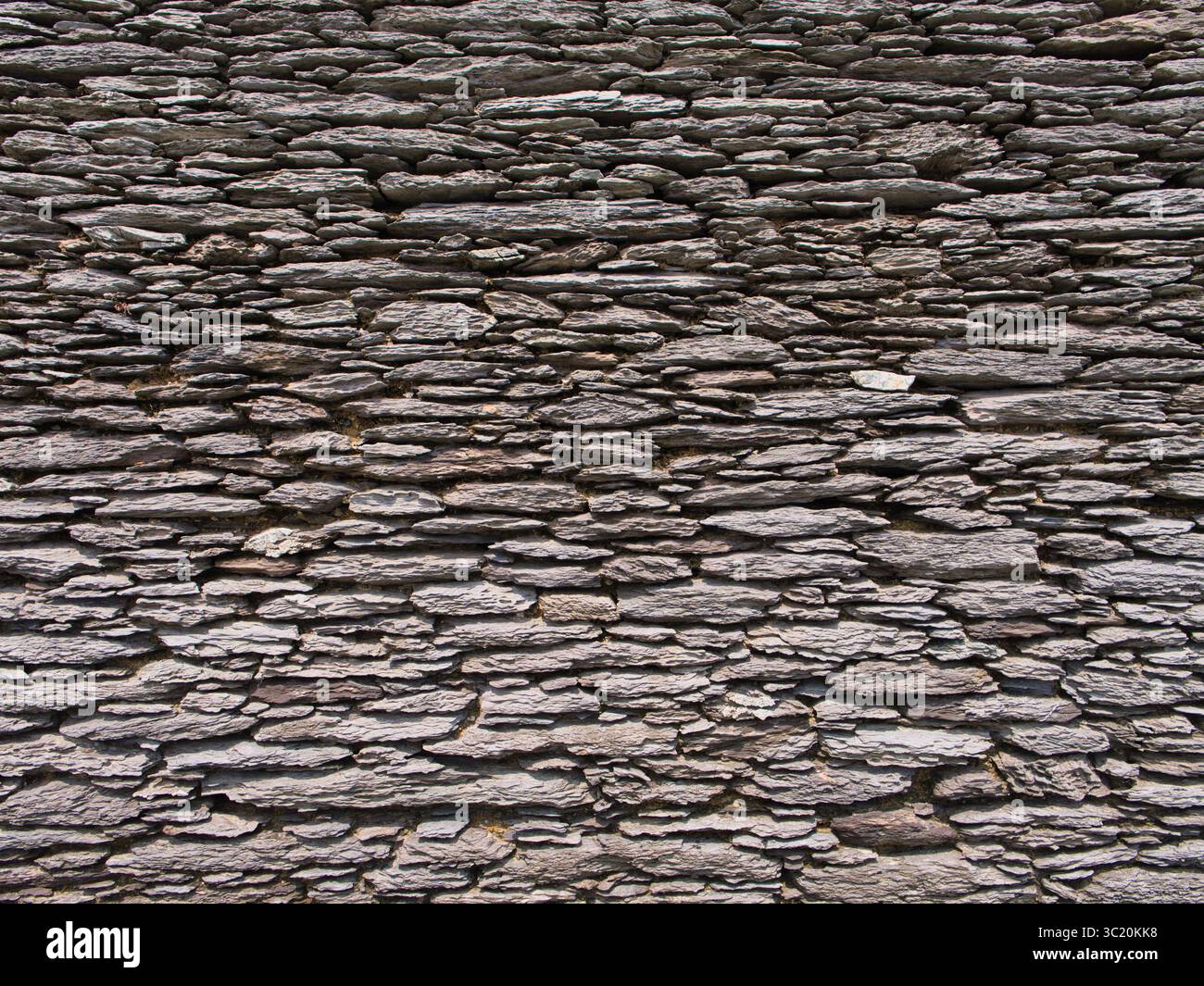 Nahaufnahme einer alten Steinmauer in Irland, die die raue Textur und historische Handwerkskunst unterstreicht. Stockfoto
