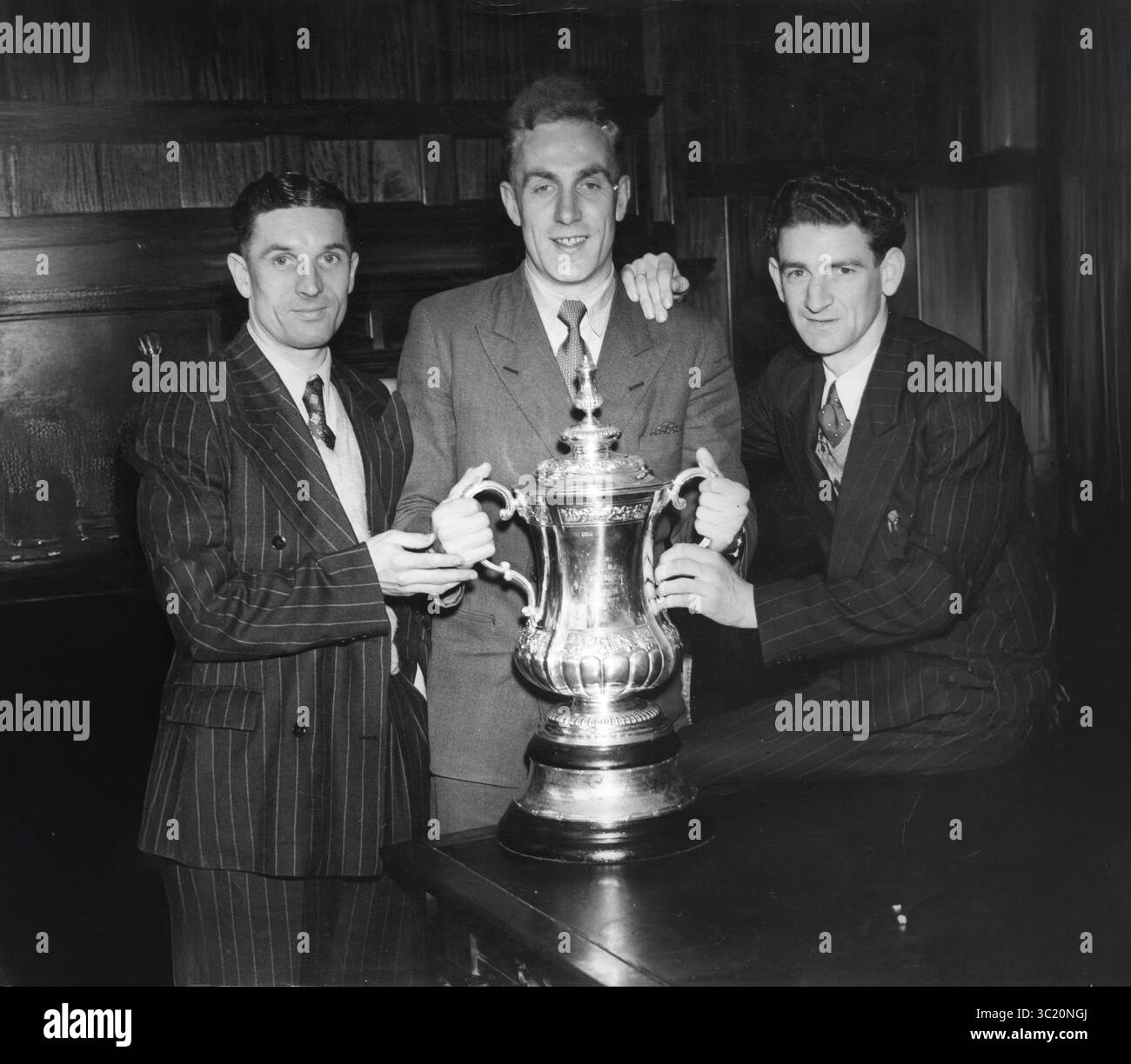 Die Wolverhampton Wanderers Fußballspieler Johnny Hancocks, Billy Wright und Roy Pritchard beim FA Cup 1949 Stockfoto