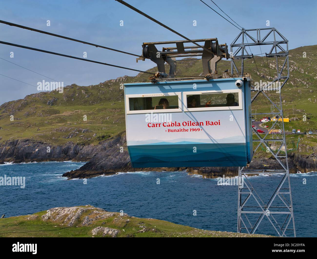 Dursey Island, Irland - 03. Juni 2025: Eine Seilbahn transportiert Passagiere über den Ozean nach Dursey Island, Irland, vor dem Hintergrund zerklüfteter Klippen. Stockfoto