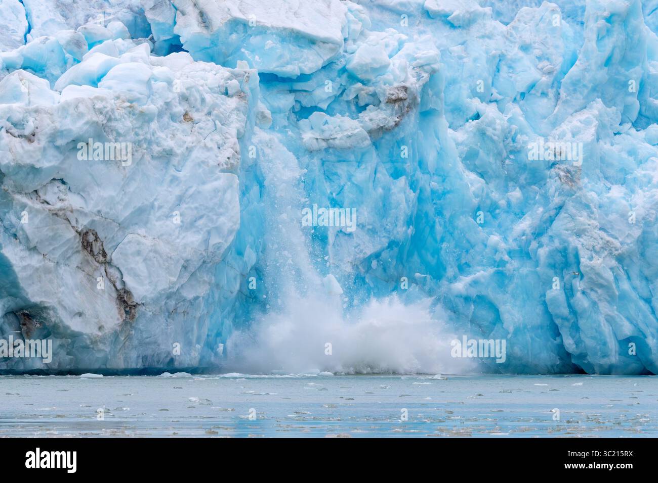 Kollabierende Eiswand von Fjortende Julibreen / 14. Juli Gletscher kalbt in Krossfjorden, Haakon VII Land, Spitzbergen / Svalbard, Norwegen Stockfoto