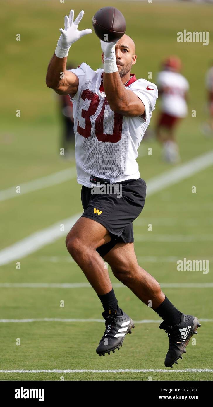 Ashburn, Virginia, USA. Juli 2025. Washington Commander RB #30 Austin Ekeler erhält einen Pass während des Washington Commanders Training Camp im OrthoVirginia Training Center im Commanders Park in Ashburn, Virginia. Justin Cooper/CSM/Alamy Live News Stockfoto