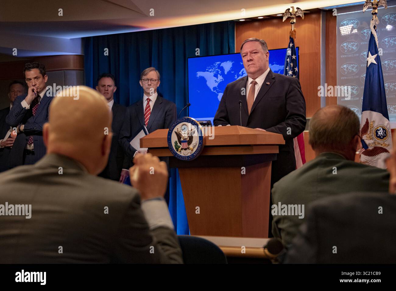 8. April 2019 – Washington, DC, Vereinigte Staaten von Amerika – US-Außenminister Mike Pompeo hält im Pressekonferenzraum des Außenministeriums am 8. April 2019 in Washington, D.C. Pompeo kündigte an, dass die USA das Korps der Islamischen Revolutionsgarde, einschließlich seiner Qods Force, als ausländische Terrororganisation auswiesen. (Kreditbild: © Ron Przysucha via ZUMA Wire) Stockfoto