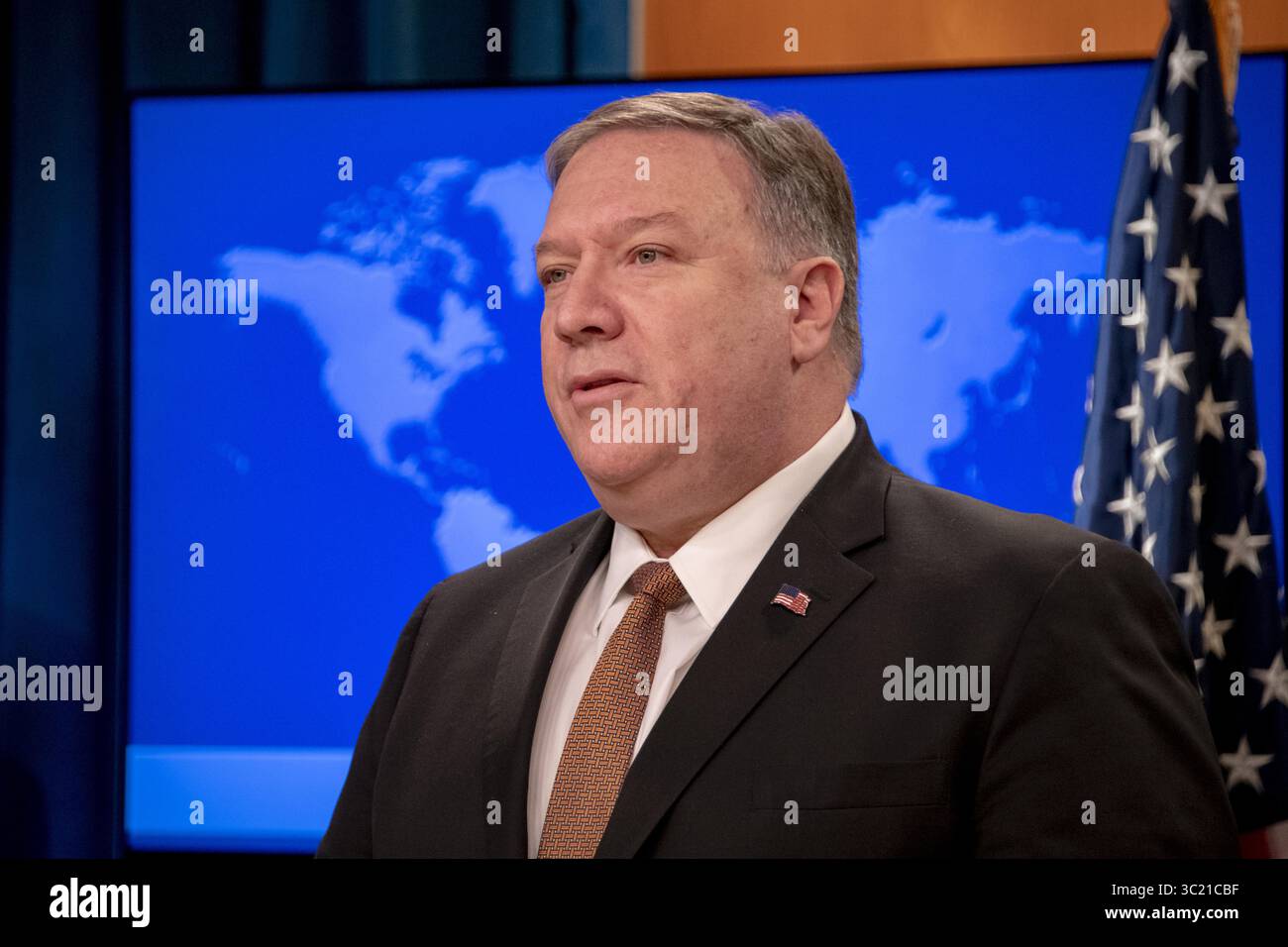 8. April 2019 – Washington, DC, Vereinigte Staaten von Amerika – US-Außenminister Mike Pompeo hält im Pressekonferenzraum des Außenministeriums am 8. April 2019 in Washington, D.C. Pompeo kündigte an, dass die USA das Korps der Islamischen Revolutionsgarde, einschließlich seiner Qods Force, als ausländische Terrororganisation auswiesen. (Kreditbild: © Ron Przysucha via ZUMA Wire) Stockfoto