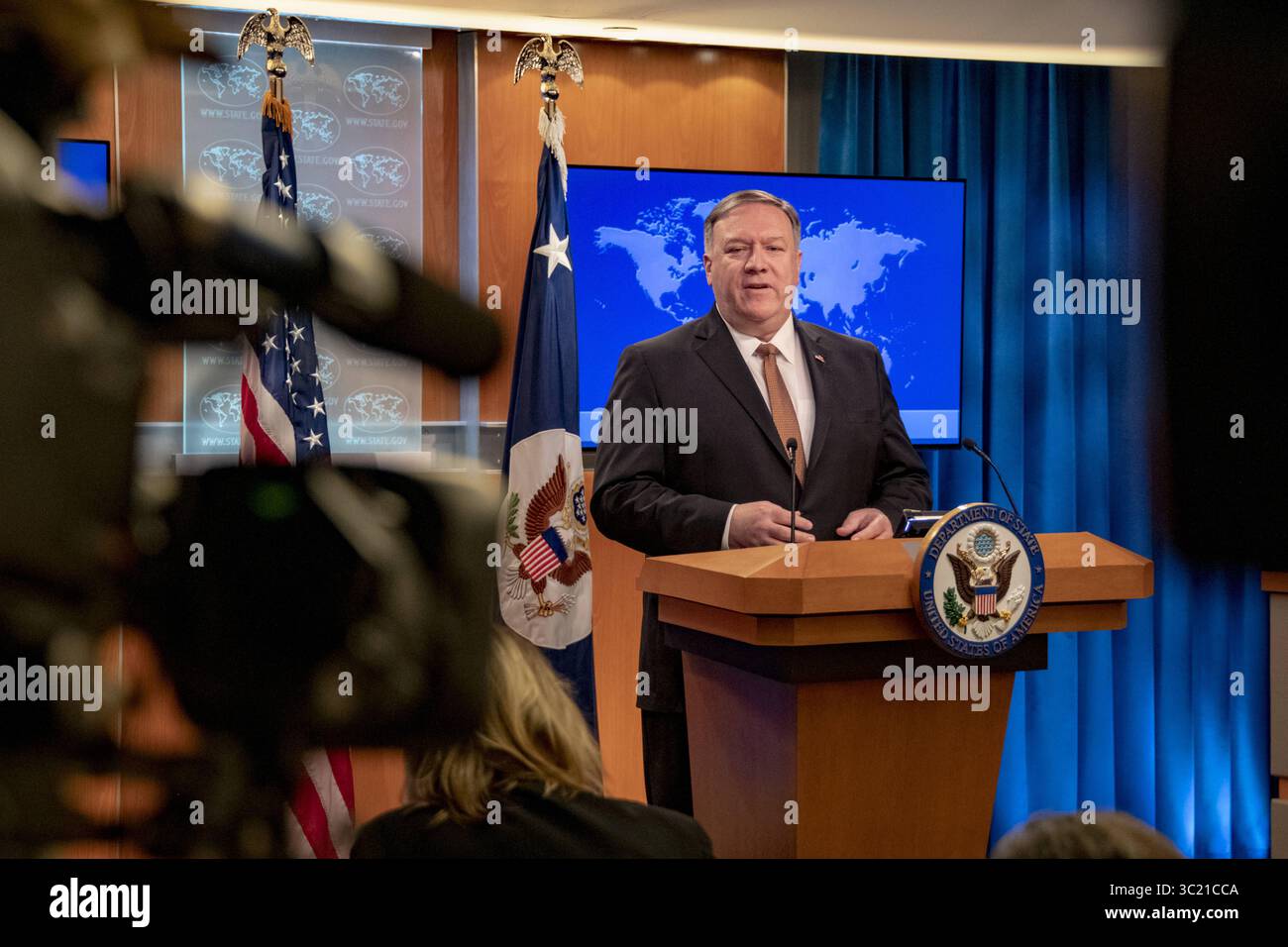 8. April 2019 – Washington, DC, Vereinigte Staaten von Amerika – US-Außenminister Mike Pompeo hält im Pressekonferenzraum des Außenministeriums am 8. April 2019 in Washington, D.C. Pompeo kündigte an, dass die USA das Korps der Islamischen Revolutionsgarde, einschließlich seiner Qods Force, als ausländische Terrororganisation auswiesen. (Kreditbild: © Ron Przysucha via ZUMA Wire) Stockfoto
