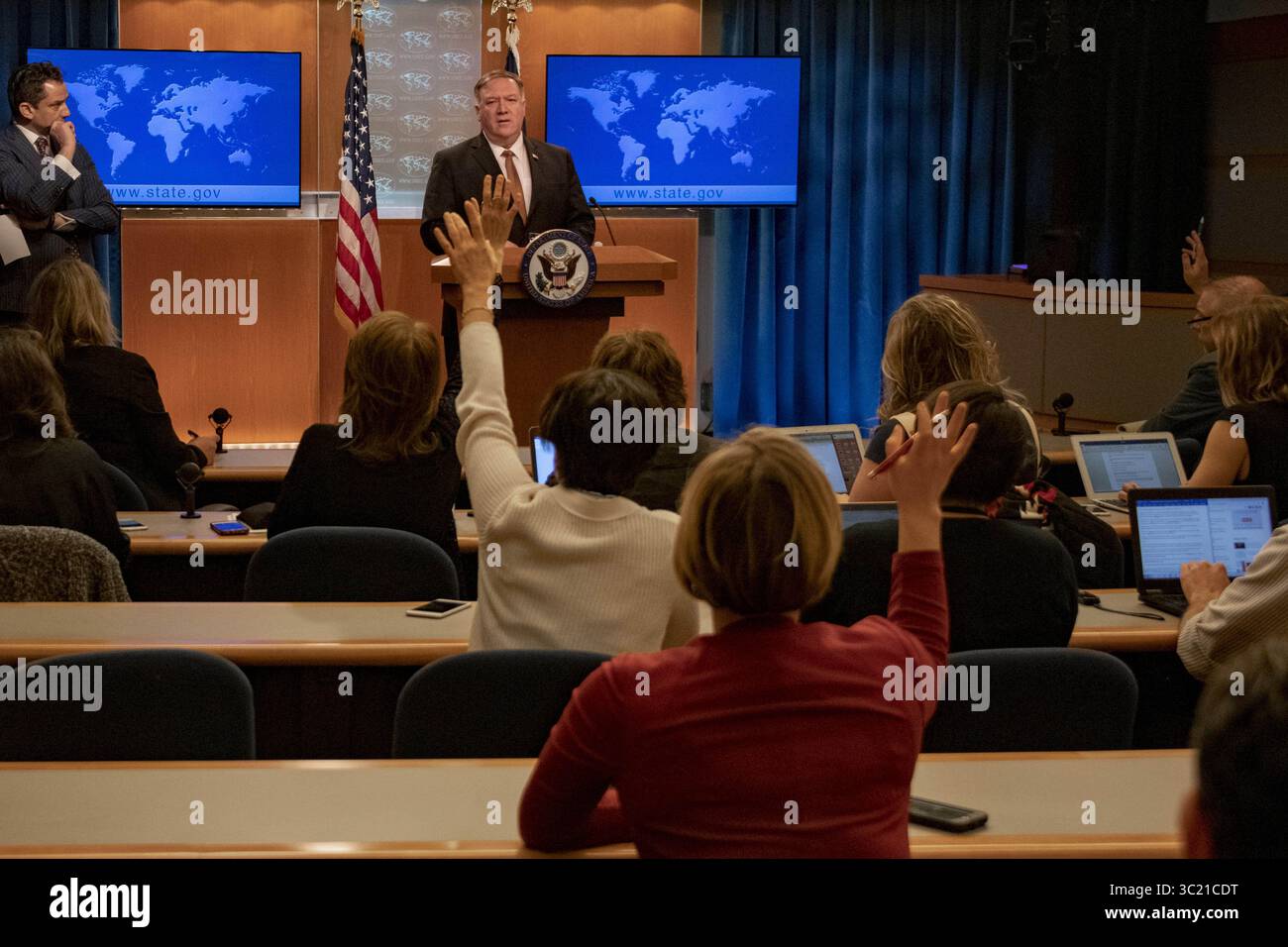 8. April 2019 – Washington, DC, Vereinigte Staaten von Amerika – US-Außenminister Mike Pompeo hält im Pressekonferenzraum des Außenministeriums am 8. April 2019 in Washington, D.C. Pompeo kündigte an, dass die USA das Korps der Islamischen Revolutionsgarde, einschließlich seiner Qods Force, als ausländische Terrororganisation auswiesen. (Kreditbild: © Ron Przysucha via ZUMA Wire) Stockfoto