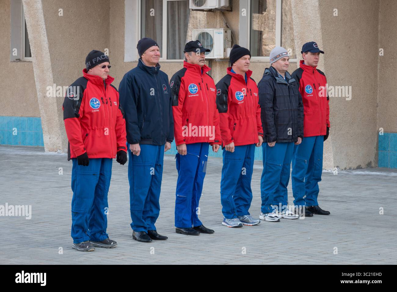 16. März 2015 - Baikonur, Kasachstan - Expedition 43 Hauptbesatzung: Von links nehmen NASA-Flugingenieur Scott Kelly, die russischen Kosmonauten Gennady Padalka und Michail Kornienko von der Russischen Föderalen Weltraumorganisation (Roscosmos) zusammen mit ihrer Begleitbesatzung Jeff Williams von der NASA, die russischen Kosmonauten Alexei Ovchinin und Sergej Wolkow von Roscosmos an einer traditionellen Flaggenhiskus-Zeremonie am Montag, 16. März 2015 im Hotel in Kasachstan Teil. Kelly, Padalka und Kornienko bereiten sich auf den Start zur Internationalen Raumstation vor, mit ihrem Sojus-Raumschiff TMA-16M von der Baikonur Cosmo Stockfoto