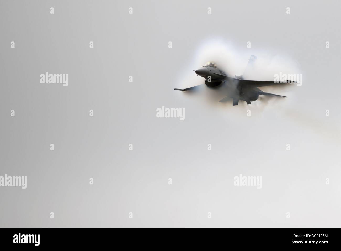 6. April 2019 - Sumpter, SC, Vereinigte Staaten - Ein F-16CM-Kampfflugzeug der US-Luftwaffe, das von Major John Waters geflogen wurde, führt Luftmanöver während einer Ausstellung des Viper Demonstration Teams auf der Shaw Air Force Base am 6. April 2019 in Sumpter, S.C. durch (Foto: © Kathryn Reaves via ZUMA Wire) Stockfoto