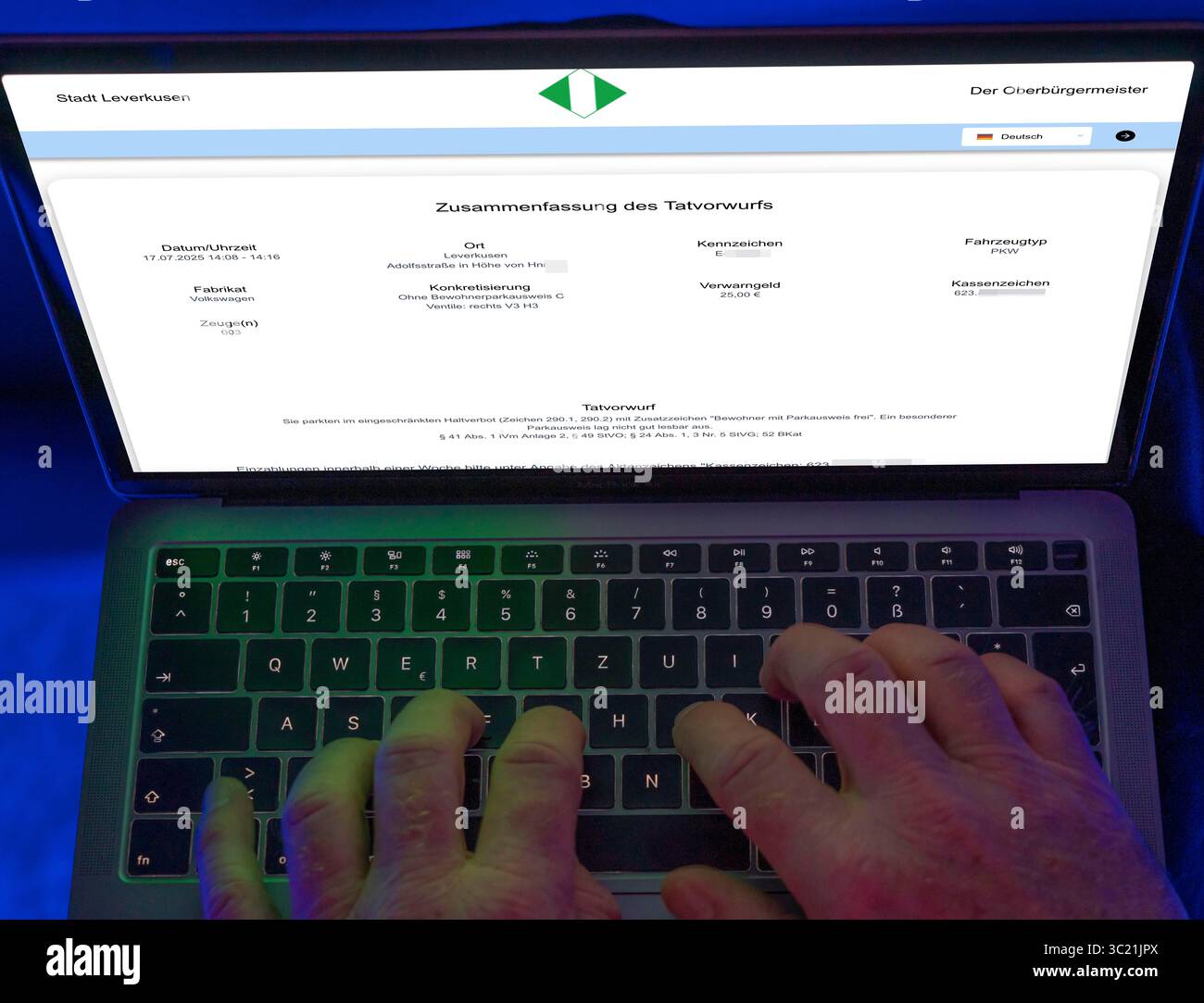 Parktickets online bezahlen, für ein falsch geparktes Auto, Anwohner parken ohne Parkerlaubnis, Parkgenehmigung, Benachrichtigung fr Stockfoto