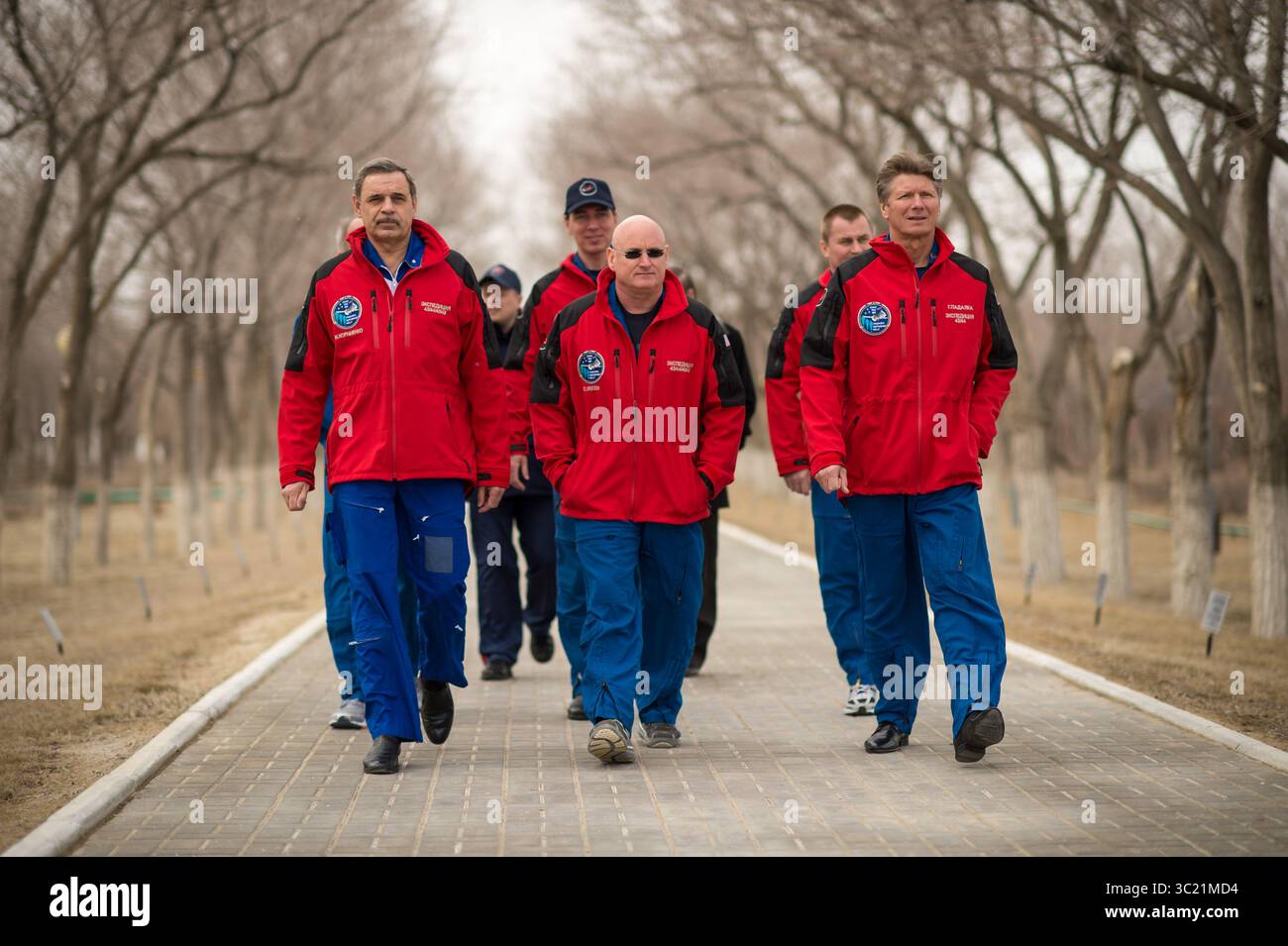 21. März 2015 - Baikonur, Kasachstan - Expedition 43 Hauptbesatzungsmitglieder: NASA-Astronaut Scott Kelly und die russischen Kosmonauten Gennady Padalka und Michail Kornienko von der russischen Föderalen Weltraumorganisation (Roscosmos) sowie die Mitglieder der Hilfstruppe Sergei Volkov und Alexey Ovchinin und Roscosmos sowie der NASA-Astronaut Jeff Williams laufen entlang der Allee der Kosmonauten, wo zwei lange Reihen mit dem Namen und dem Jahr des Besatzungsmitglieds markiert sind, das Jahr, das Jahr, das Jahr gepflanzt hat 2015. Kasachstan. Expedition 43 NASA-Astronaut Scott Kelly und Russi Stockfoto