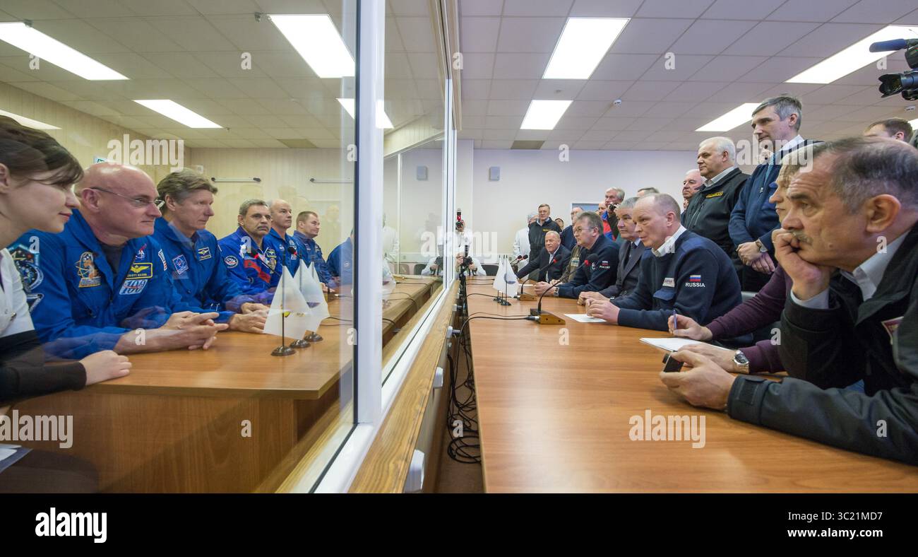 23. März 2015 - Baikonur, Kasachstan - Expedition 43 Hauptbesatzung: NASA-Astronaut Scott Kelly, links sitzend, und die russischen Kosmonauten Gennady Padalka und Michail Kornienko von der Russischen Föderalen Weltraumorganisation (Roscosmos), Begleitbesatzungsmitglieder: NASA Atronaut Jeff Williams, Alexey Ovchinin und Sergej Wolkov von Roscosmos, rechts sitzend, sprechen mit den Raumfahrzeugbeamten, am Montag, am 23. März 2015, nach Abschluss der Raumfahrzeugkontrolle in Kojakhustan, am 23. Kelly, Kornienko und Padalka sollen zur Internationalen Raumstation in der Sojus TMA-16M sp. Starten Stockfoto