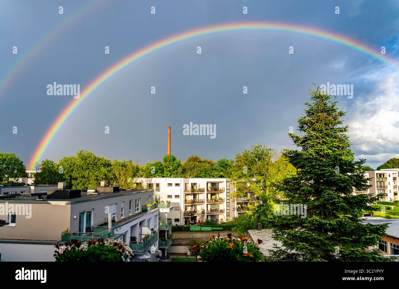 Regenbogen nach einem Gewitter über einem Wohngebiet in Essen-Rüttenscheid, Nordrhein-Westfalen Stockfoto