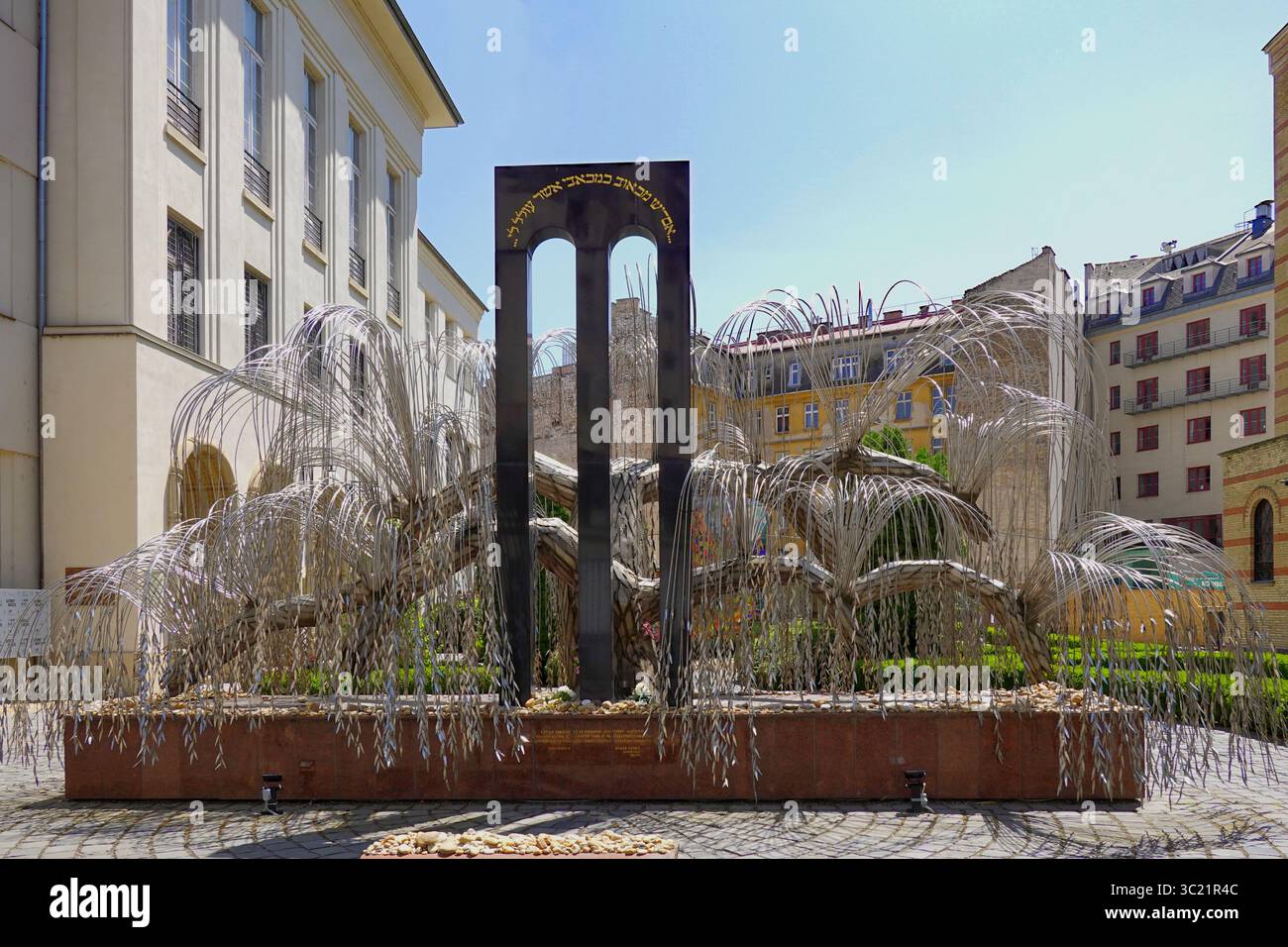 Eine Trauerweidenskulptur im Raoul Wallenberg Memorial Garden in der Dohány Street Synagoge, auch bekannt als große Synagoge, Budapest, Ungarn Stockfoto