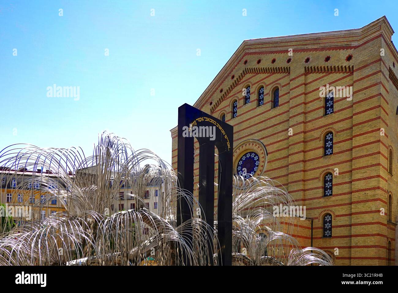 Eine Trauerweidenskulptur im Raoul Wallenberg Memorial Garden in der Dohány Street Synagoge, auch bekannt als große Synagoge, Budapest, Ungarn Stockfoto