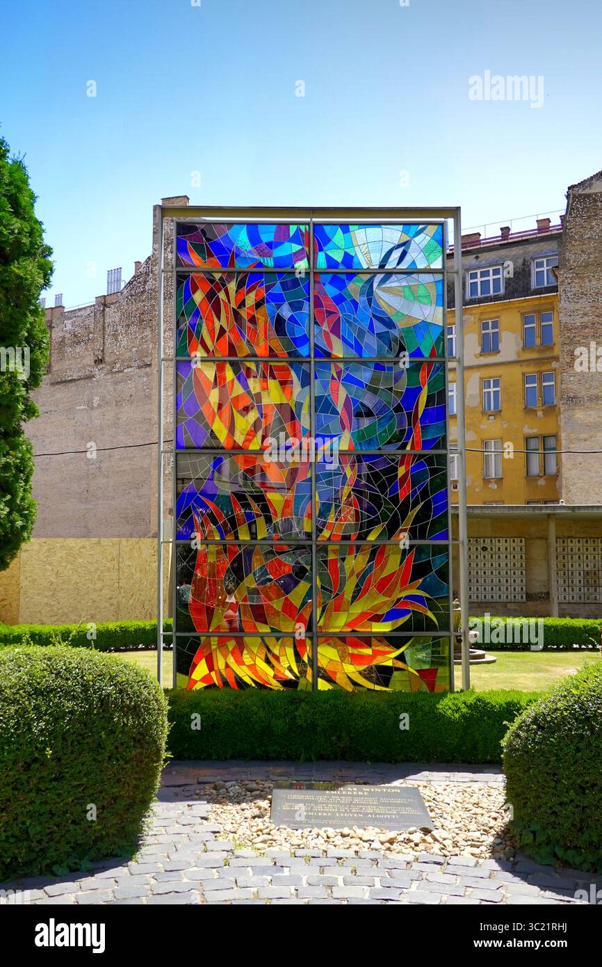 Gedenkstätte mit Buntglasfenstern im Raoul Wallenberg Holocaust Memorial Garden in der Synagoge in der Dohány-Straße, auch bekannt als große Synagoge, Budapest, Ungarn Stockfoto