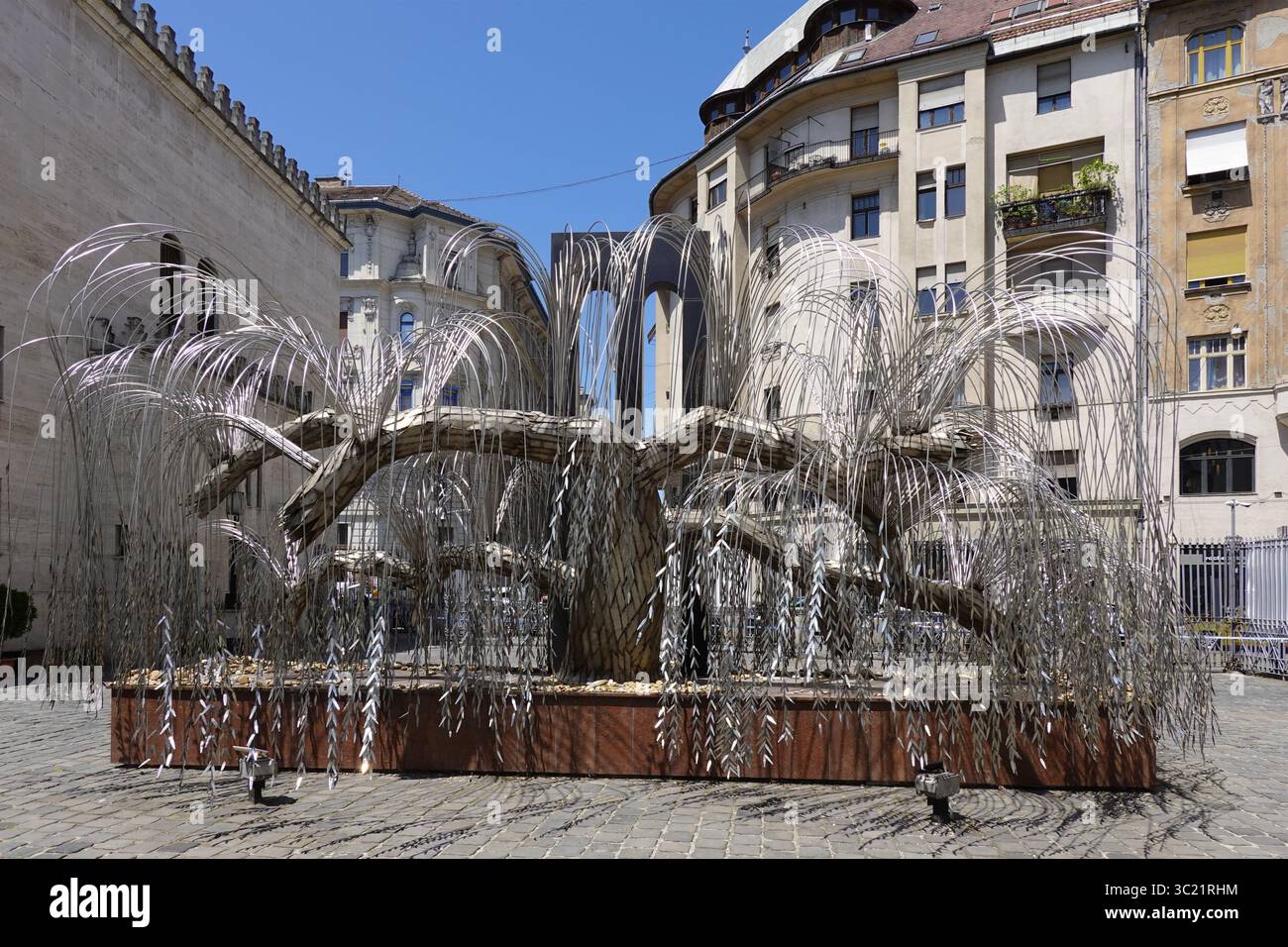 Holocaust Tree of Life Memorial, Trauerweide, im Raoul Wallenberg Memorial Garden in der Dohány Street Synagoge, auch bekannt als große Synagoge, Budapest, Ungarn Stockfoto