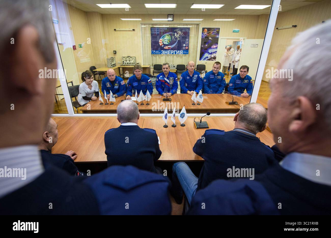23. März 2015 - Baikonur, Kasachstan - Expedition 43 Hauptbesatzung: NASA-Astronaut Scott Kelly, links sitzend, und die russischen Kosmonauten Gennady Padalka und Michail Kornienko von der Russischen Föderalen Weltraumorganisation (Roscosmos), Begleitbesatzungsmitglieder: NASA Atronaut Jeff Williams, Alexey Ovchinin und Sergej Wolkov von Roscosmos, rechts sitzend, sprechen mit den Raumfahrzeugbeamten, am Montag, am 23. März 2015, mit den Raumfahrzeugkommannen, am 23. Kelly, Kornienko und Padalka sollen zur Internationalen Raumstation im Sojus TMA-16M-Spac starten Stockfoto