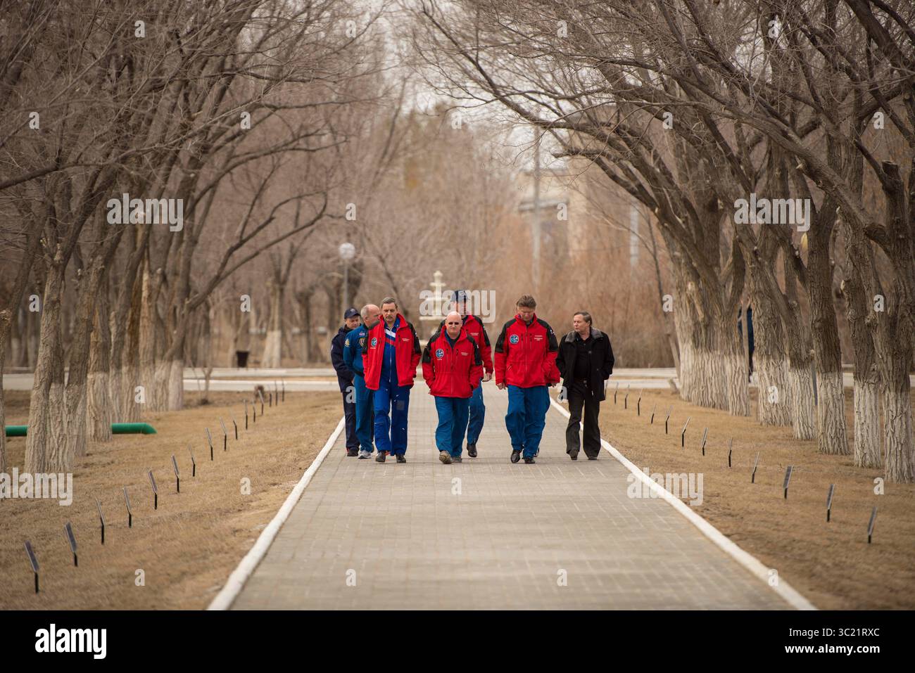 21. März 2015 - Baikonur, Kasachstan - Expedition 43 Hauptbesatzungsmitglieder: NASA-Astronaut Scott Kelly und die russischen Kosmonauten Gennady Padalka und Michail Kornienko von der russischen Föderalen Weltraumorganisation (Roscosmos) sowie die Mitglieder der Hilfstruppe Sergei Volkov und Alexey Ovchinin und Roscosmos sowie der NASA-Astronaut Jeff Williams laufen entlang der Allee der Kosmonauten, wo zwei lange Reihen mit dem Namen und dem Jahr des Besatzungsmitglieds markiert sind, das Jahr, das Jahr, das Jahr gepflanzt hat 2015. Kasachstan. Expedition 43 NASA-Astronaut Scott Kelly und Russi Stockfoto