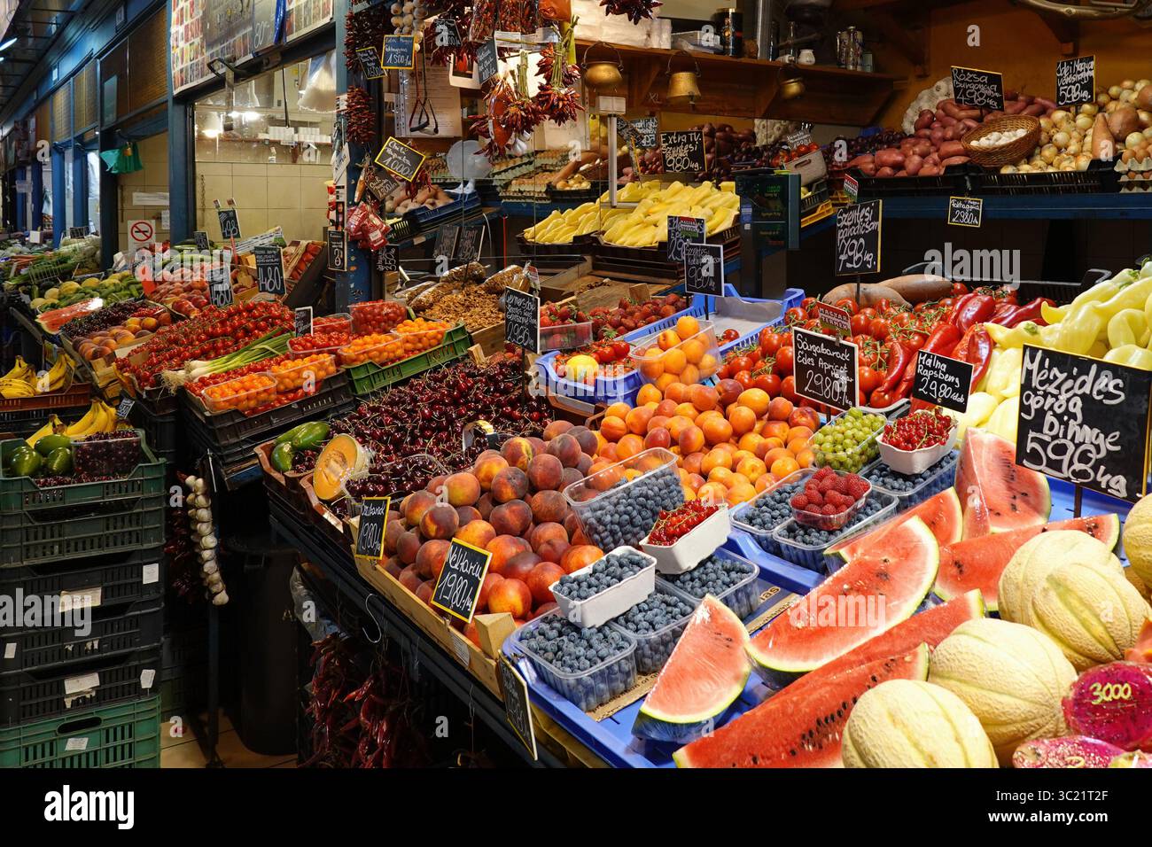 Obst- und Gemüsestand in der Großen Markthalle oder zentralen Markthalle in Budapest, Ungarn - der größte und älteste Indoor-Markt in Budapest, Ungarn Stockfoto