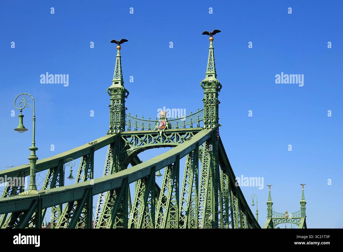 Freiheitsbrücke oder Freiheitsbrücke in Budapest, Ungarn, die Buda und Pest über die Donau verbindet - ein grüner eiserner Freischwinger durch Fachwerkbrücke Stockfoto