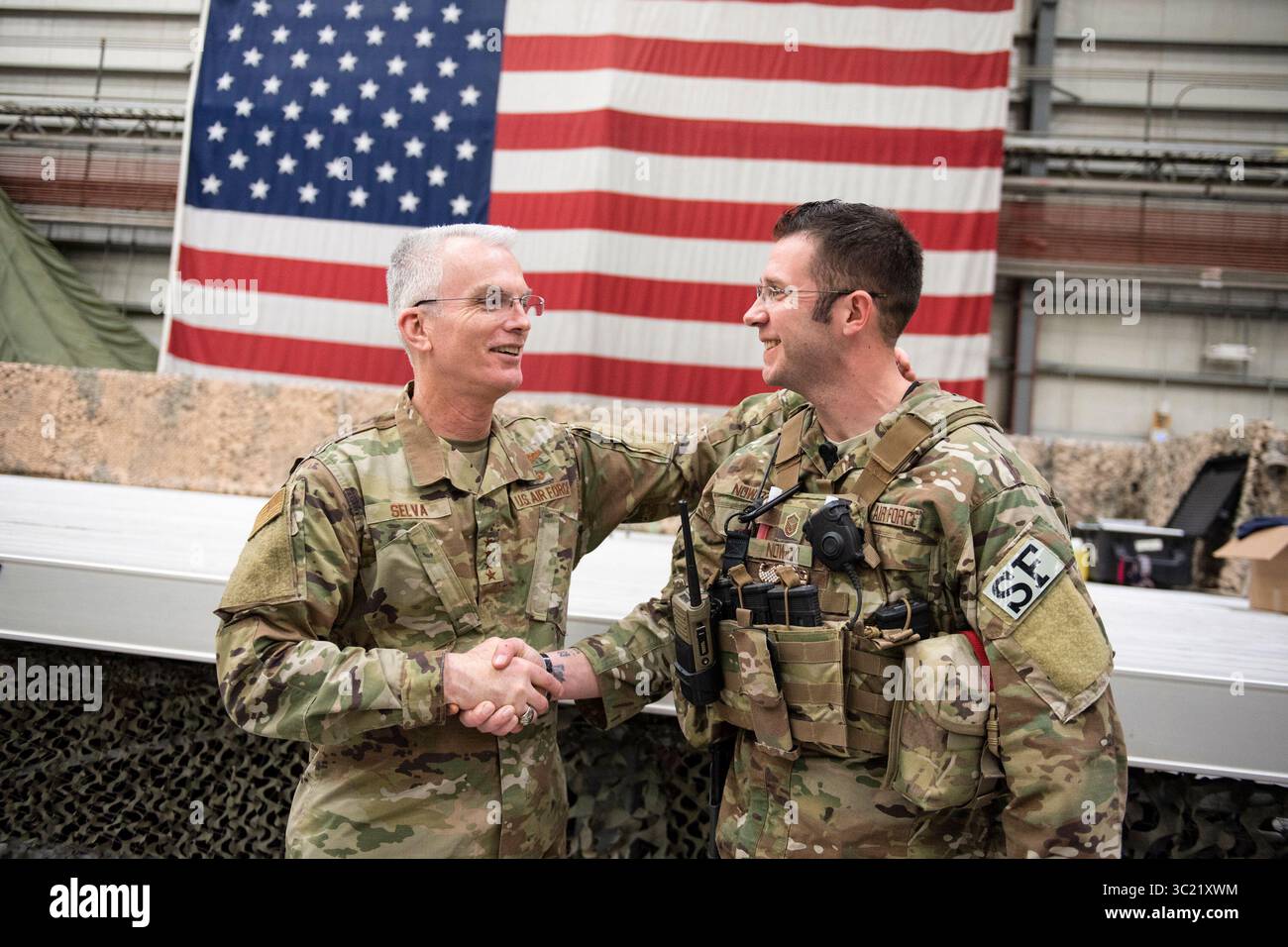 1. April 2019 - Bagram Airfield, Provinz Parwan, Afghanistan - Air Force General Paul J. Selva, stellvertretender Vorsitzender der Joint Chiefs of Staff, posiert für Fotos mit Truppen nach der USO Show auf dem Bagram Airfield, Afghanistan; der zweite Halt auf der jährlichen Vice Chairmanâ™s USO Tour, 31. März 2019. Country Music Artist Craig Morgan, Celebrity Chef Robert Irvine, UFC Hall of Famer BJ Penn, ehemaliger UFC Mittelgewichtsmeister Chris Weidman, professioneller Mixed Martial Artist Felice Herrig, zweimaliger MLB World Series Champion Shane Victorino und professioneller Surfer Makua Rothman kamen zu Air Force General Paul J. Stockfoto