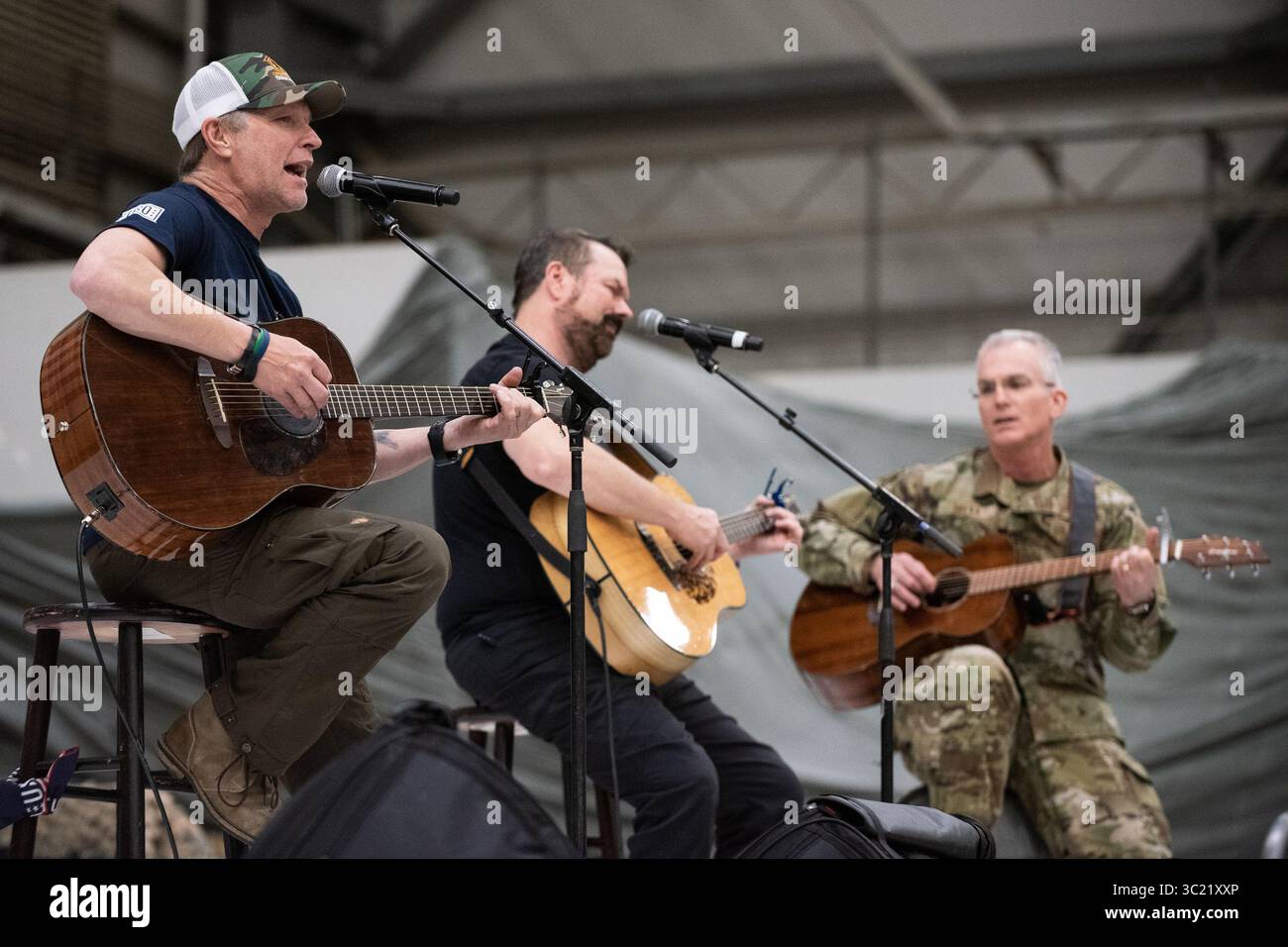 31. März 2019 - Bagram Airfield, Provinz Parwan, AFG - Entertainer und Athleten beantworten Fragen und interagieren mit dem Publikum während einer USO Show auf dem Bagram Airfield, Afghanistan; der zweite Halt auf der jährlichen Vice Chairmanâ USO Tour, 31. März 2019. Country Music Artist Craig Morgan, Celebrity Chef Robert Irvine, UFC Hall of Famer BJ Penn, ehemaliger UFC Mittelgewichtsmeister Chris Weidman, professioneller Mixed Martial Artist Felice Herrig, zweifacher MLB World Series Champion Shane Victorino und professioneller Surfer Makua Rothman kamen zu Air Force General Paul J. Selva, stellvertretender Vorsitzender des Joint Chi Stockfoto
