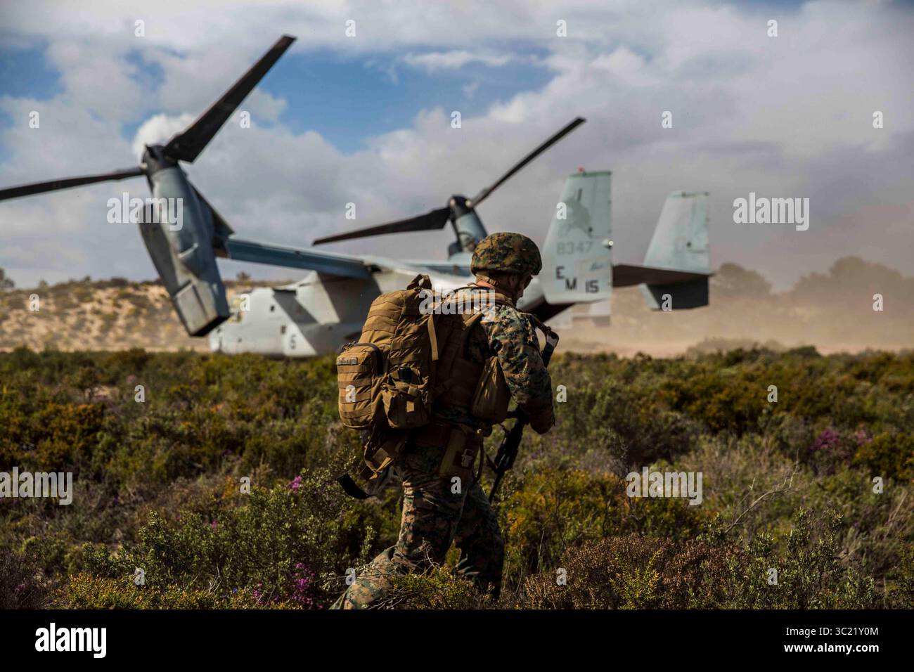 5. April 2019 - Troia, Portugal - Eine US-Marine mit Sonderzweck Marine Air-Ground Task Force-Krisenreaktion Afrika 19.2, Marine Forces Europe and Africa, zieht während einer taktischen Rückgewinnung von Flugzeugen und Personal in Troia, Portugal, am 5. April 2019 aus der Landezone auf einem MV-22B Osprey. SPMAGTF-CR-AF wird eingesetzt, um Krisenreaktionsoperationen und Theater-Sicherheitsoperationen in Afrika durchzuführen und die regionale Stabilität durch militärisch-militärische Ausbildungsübungen in ganz Europa und Afrika zu fördern. Das Flugzeug ist mit SPMAGTF-CR-AF, Marine Forces Europe und Africa. (Kreditbild Stockfoto