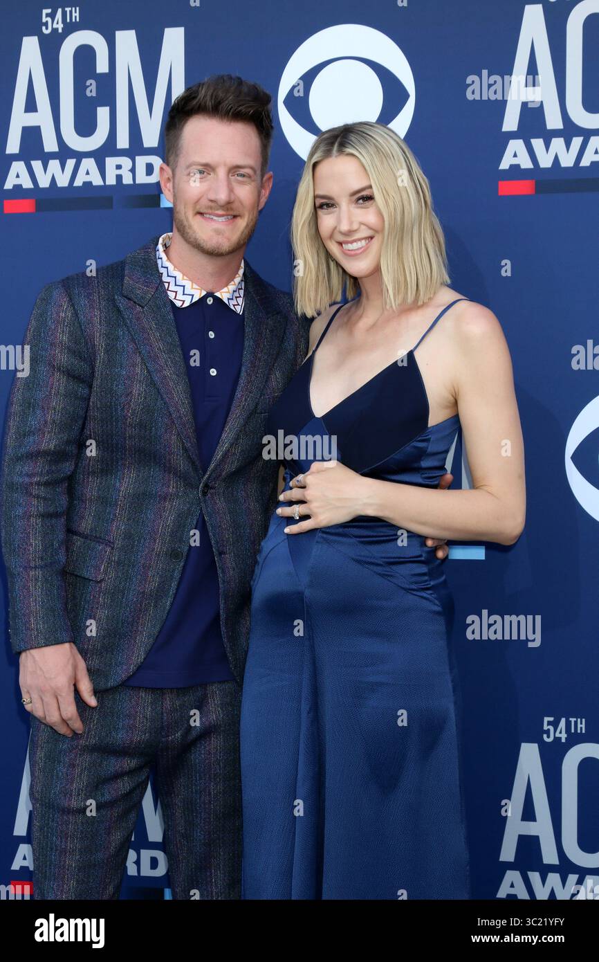 April 2019 - Las Vegas, NV, USA - LAS VEGAS - APR 7: Tyler Hubbard, Hayley Hubbard bei den 54. Academy of Country Music Awards in der MGM Grand Garden Arena am 7. April 2019 in Las Vegas, NV (Credit Image: © Kathy Hutchins via ZUMA Wire) Stockfoto