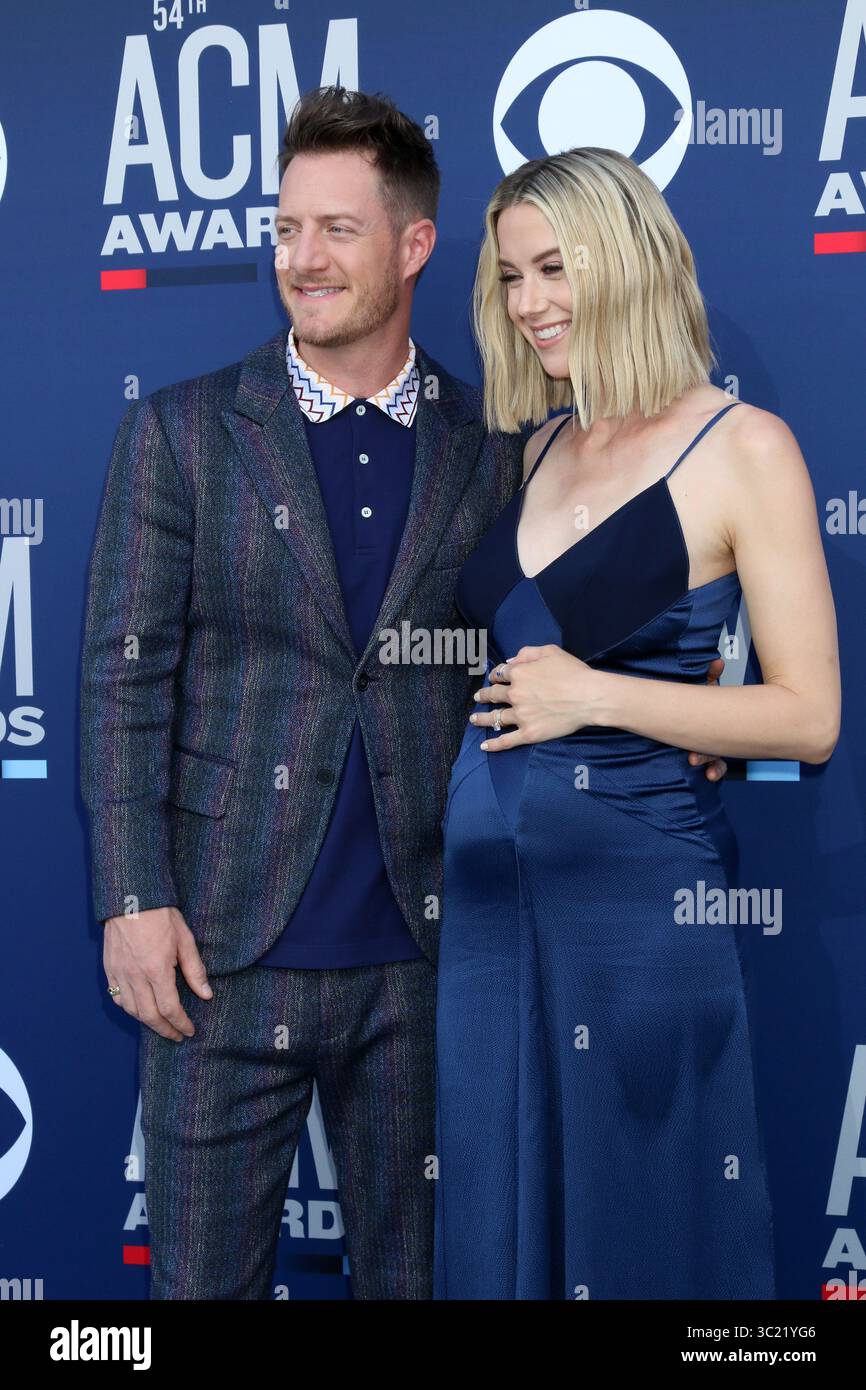 April 2019 - Las Vegas, NV, USA - LAS VEGAS - APR 7: Tyler Hubbard, Hayley Hubbard bei den 54. Academy of Country Music Awards in der MGM Grand Garden Arena am 7. April 2019 in Las Vegas, NV (Credit Image: © Kathy Hutchins via ZUMA Wire) Stockfoto