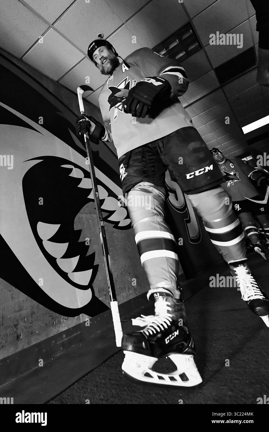 12. April 2019: Joe Thornton (19) macht sich auf das Eis vor dem zweiten Spiel der ersten Runde der Stanley Cup Playoffs zwischen den Vegas Golden Knights und den San Jose Sharks im SAP Center in San Jose, Kalifornien. Chris Brown/CSM(Kreditbild: &Copy; Chris Brown/CSM via ZUMA Wire) Stockfoto