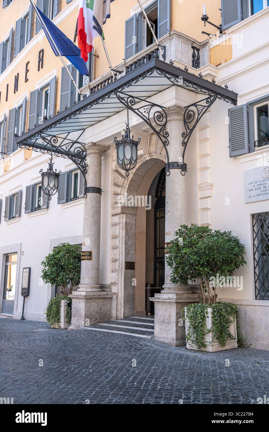 Der Eingang zum Hotel an der Piazza Minerva, 2025 als Orient Express La Minerva wiedereröffnet Stockfoto