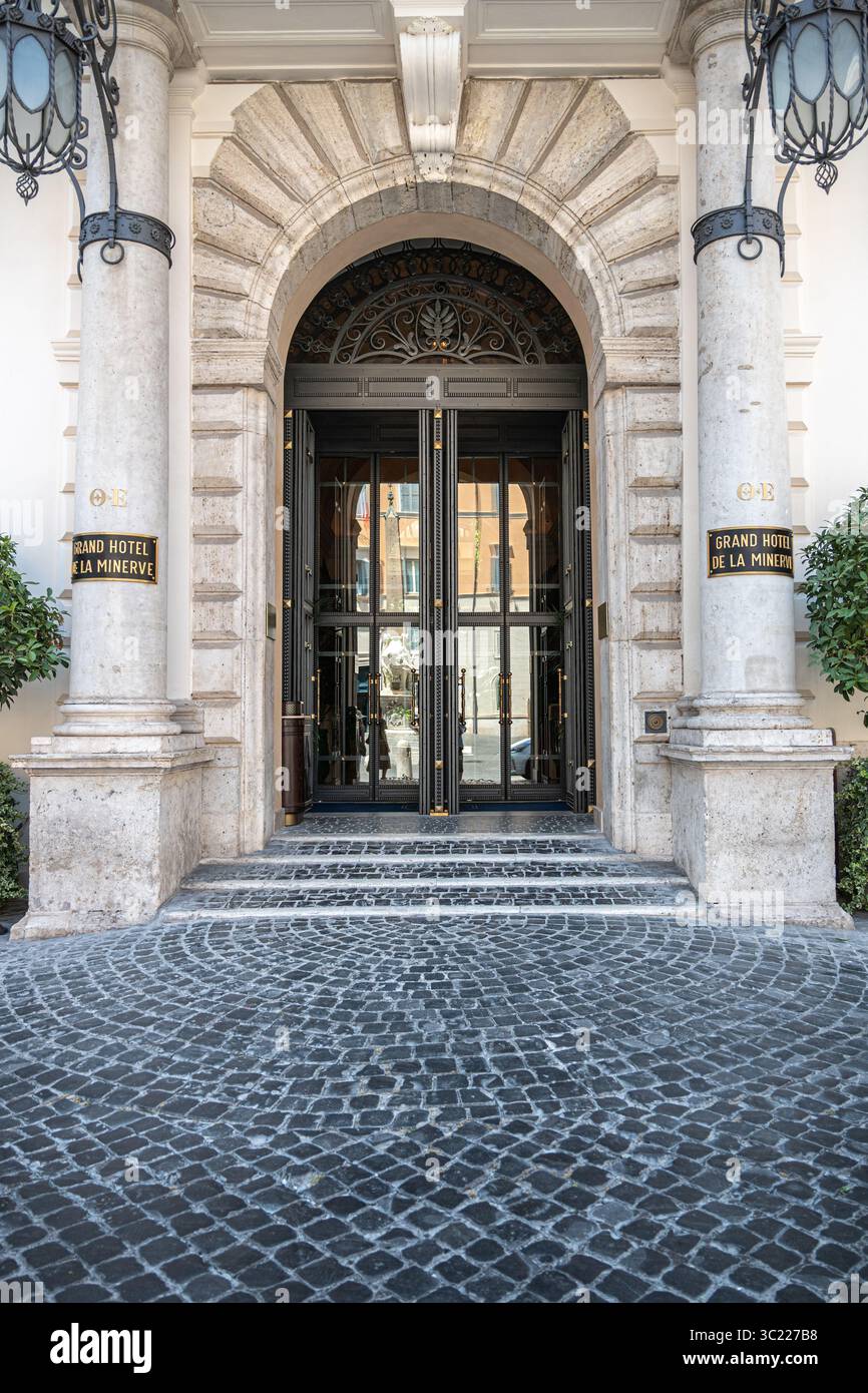Der Eingang zum Hotel an der Piazza Minerva, 2025 als Orient Express La Minerva wiedereröffnet Stockfoto