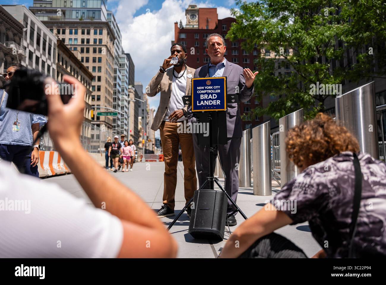 New York, Usa. Juli 2025. Brad Lander und Jumaane Williams sprechen über ICE und protestieren gegen die Inhaftierung von New York City vor 26 Federal Plaza, wo Menschen am Mittwoch, den 23. Juli 2025, zu Einwanderungsverhandlungen in New York City gehen. Foto: Angelina Katsanis/UPI Credit: UPI/Alamy Live News Stockfoto