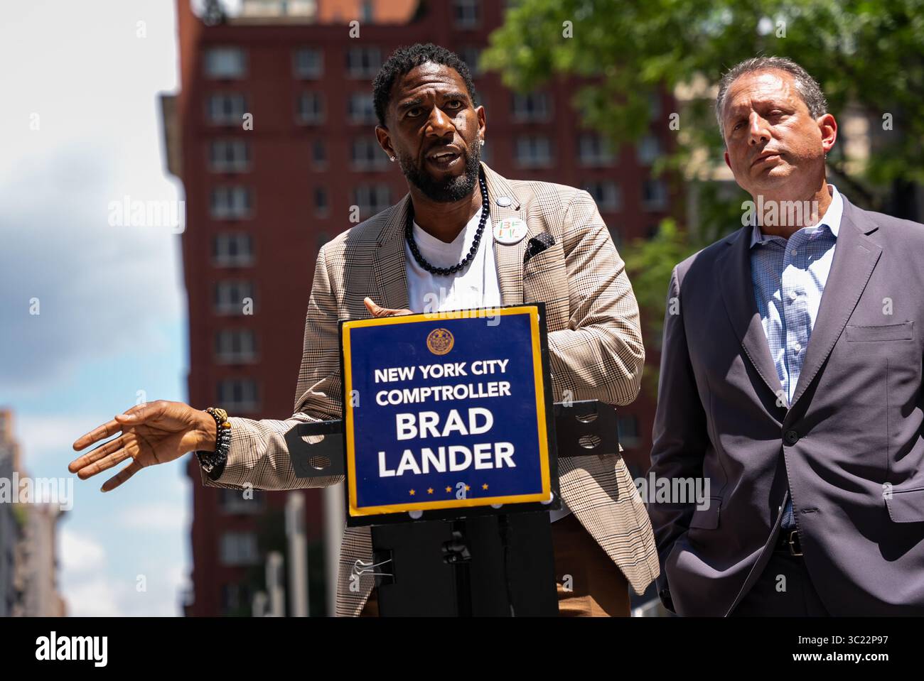New York, Usa. Juli 2025. Jumaane Williams spricht über ICE und protestiert gegen die Inhaftierung von New York vor 26 Federal Plaza, wo Menschen am Mittwoch, den 23. Juli 2025, in New York City zu Einwanderungsanhörungen gehen. Foto: Angelina Katsanis/UPI Credit: UPI/Alamy Live News Stockfoto