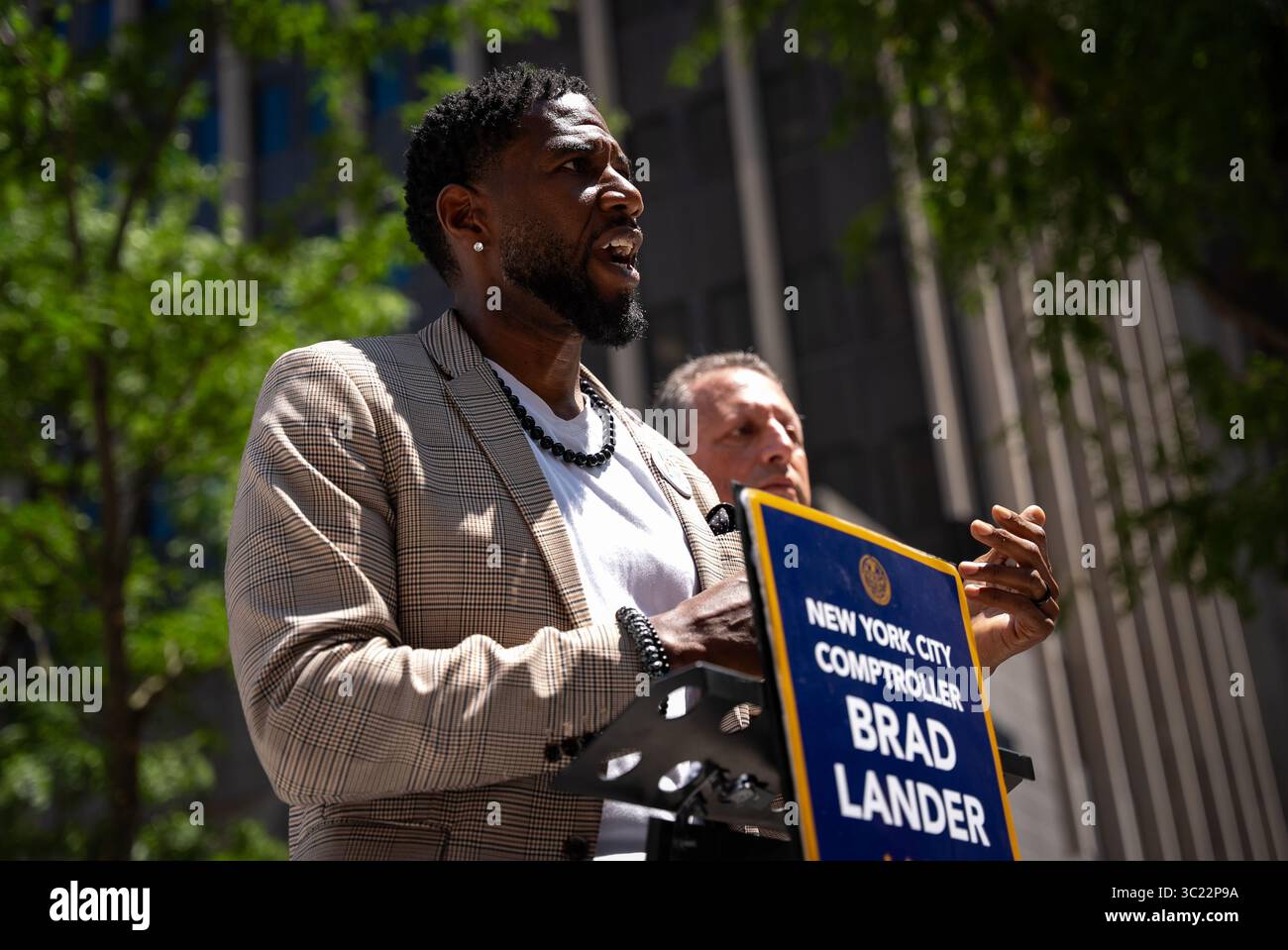 New York, Usa. Juli 2025. Jumaane Williams spricht über ICE und protestiert gegen die Inhaftierung von New York vor 26 Federal Plaza, wo Menschen am Mittwoch, den 23. Juli 2025, zu Einwanderungsverhandlungen in New York City gehen. Foto: Angelina Katsanis/UPI Credit: UPI/Alamy Live News Stockfoto