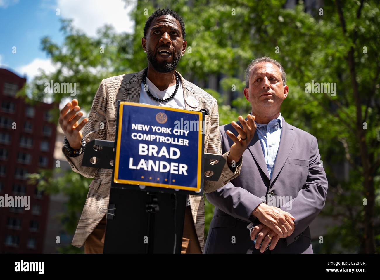 New York, Usa. Juli 2025. Jumaane Williams spricht über ICE und protestiert gegen die Inhaftierung von New York vor 26 Federal Plaza, wo Menschen am Mittwoch, den 23. Juli 2025, zu Einwanderungsverhandlungen in New York City gehen. Foto: Angelina Katsanis/UPI Credit: UPI/Alamy Live News Stockfoto