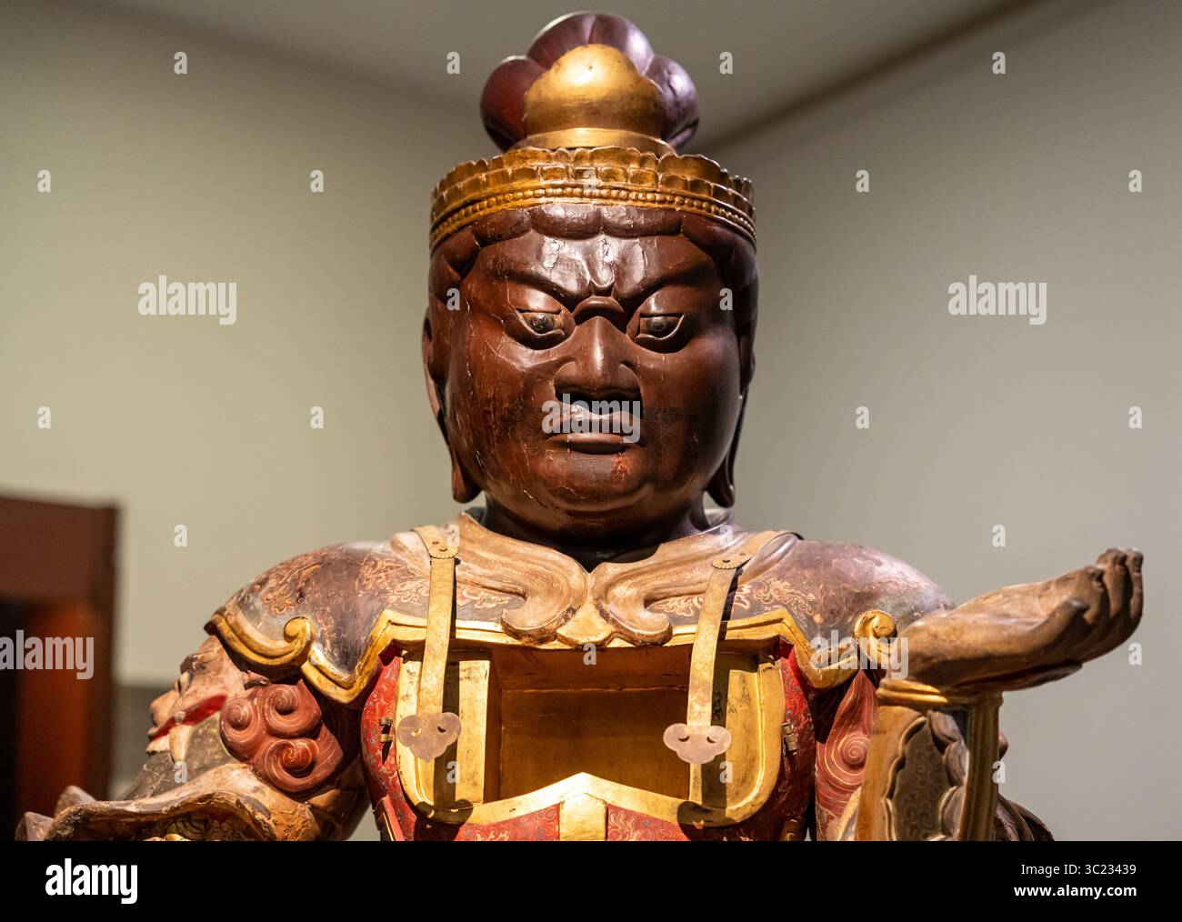 Nahaufnahme des wütenden Gesichts von Buddha, geformt in Holz Stockfoto