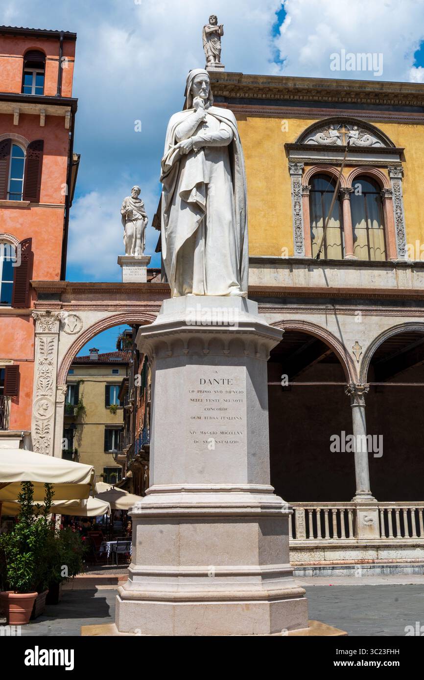 Piazza dei Signori (auch bekannt als Piazza Dante) in Verona, Italien – ein eleganter mittelalterlicher Platz, einst das politische und administrative Herz von Scaliger. Stockfoto