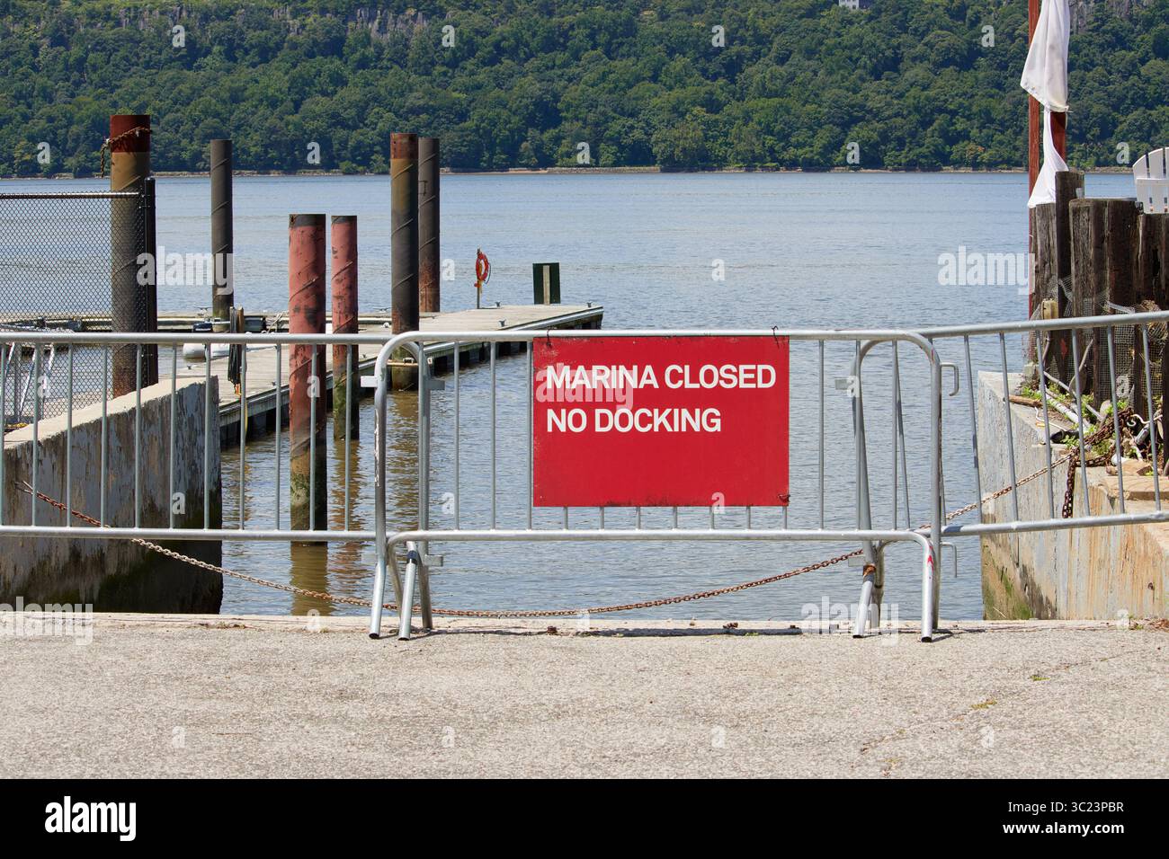 Rotes Schild, das besagt, dass der Yachthafen geschlossen wurde, kein Dock auf einer Metallbarriere vor einem Dock am Hudson River in New York an einem sonnigen Sommertag Stockfoto