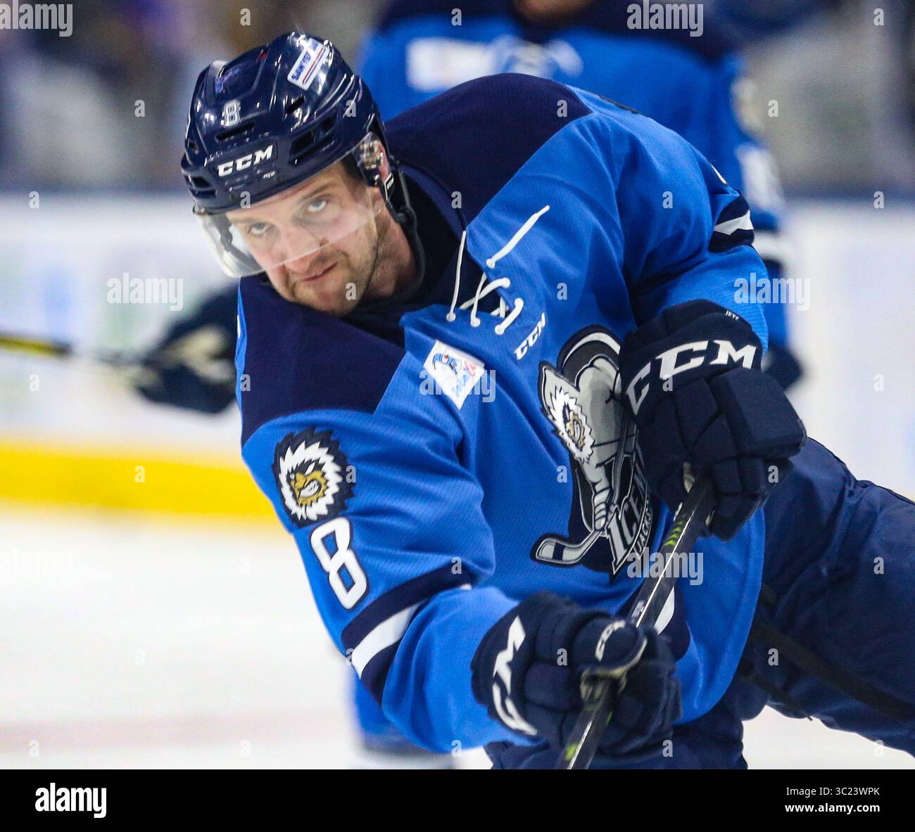Jacksonville Icemen Forward Cam Maclise (8) während der Aufwärmphase vor einem ECHL-Profihockey-Playoff-Spiel gegen die Florida Everblades in der Veterans Memorial Arena in Jacksonville, Florida, Samstag, den 20. April 2019. (Gary Lloyd McCullough/Cal Sport Media)(Credit Image: &Copy; Gary Lloyd McCullough/CSM via ZUMA Wire) Stockfoto