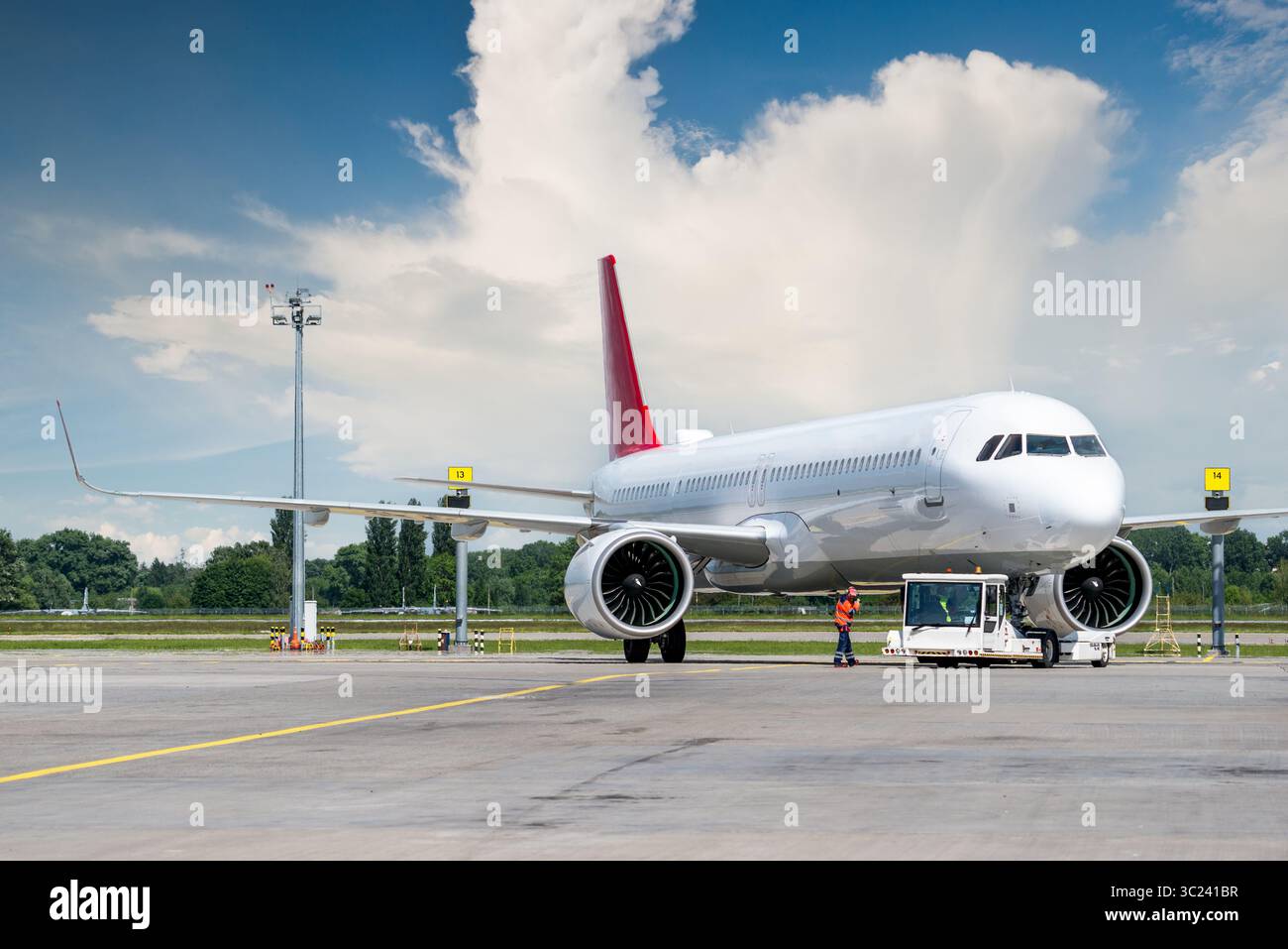 Luftfahrtindustrie, Flugzeugdienst auf dem Flughafenfeld Stockfoto