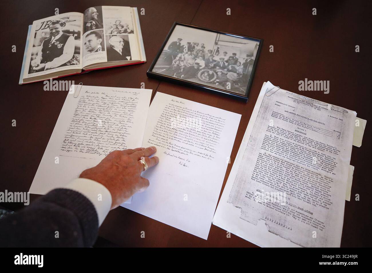 19. April 2019 - Lincolnshire, IL, USA - Mitch zeigt Kopien der letzten Briefe aus Hitlers Bunker, geschrieben von Nazi-Propagandaminister Joseph Goebbels, in seinem Haus am 19. April 2019 in Lincolnshire, Illinois (Credit Image: © TNS via ZUMA Wire) Stockfoto