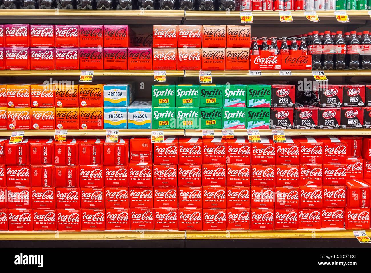Victorville, KALIFORNIEN, USA – 18. Juni 2025: In einem Stater Bro Supermarkt in Victorville, Kalifornien, werden Coke-Cola, Sprite und Dr. Pepper Limonade gezeigt Stockfoto
