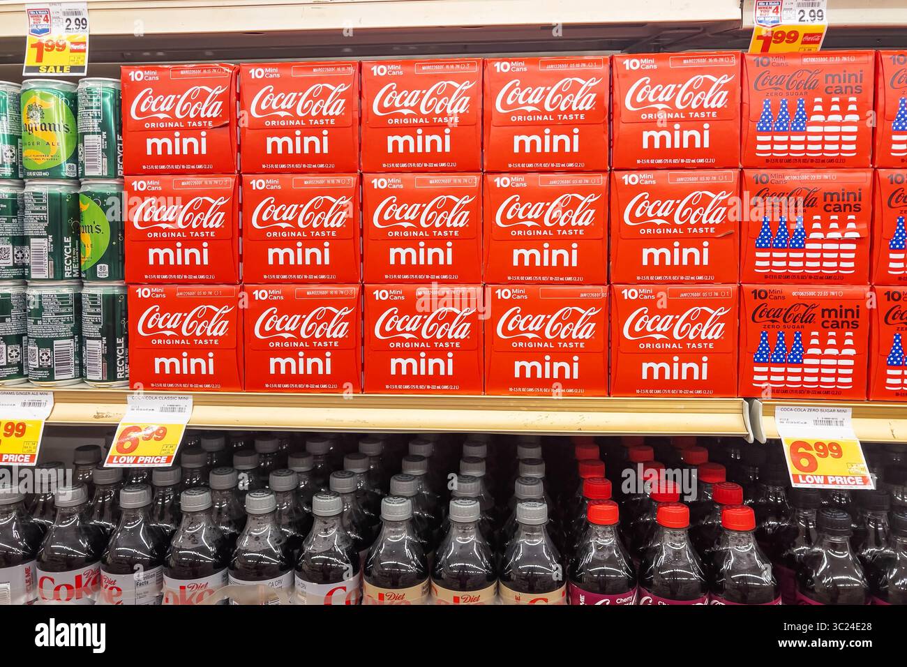 Victorville, KALIFORNIEN, USA – 18. Juni 2025: In einem Stater Bro Supermarkt in Victorville, Kalifornien, werden Coke-Cola Mini Limonade-Boxen ausgestellt. Stockfoto