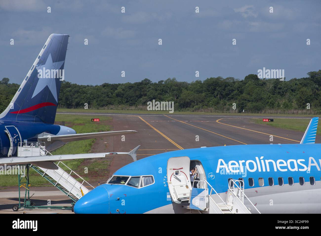 24. April 2019 - Buenos Aires, Buenos Aires, Argentinien - Passagiere kommen von der Boeing 737-800 Next Gen Registration LV-FRQ von AEROLINEAS ARGENTINAS am Flughafen IGUAZÃš in der Provinz Misiones in der Nähe eines Airbus 320 Registration LV-CQS von LAN Airlines ab. Der Flughafen ist aufgrund der nahe gelegenen IGUAZÃš-FÄLLE ein beliebtes Reiseziel für internationale Touristen. In diesem Jahr werden rund eineinhalb Millionen Passagiere befördert und Direktflüge von Europa aus angeboten. (Bild: © Patricio Murphy/ZUMA Wire) Stockfoto